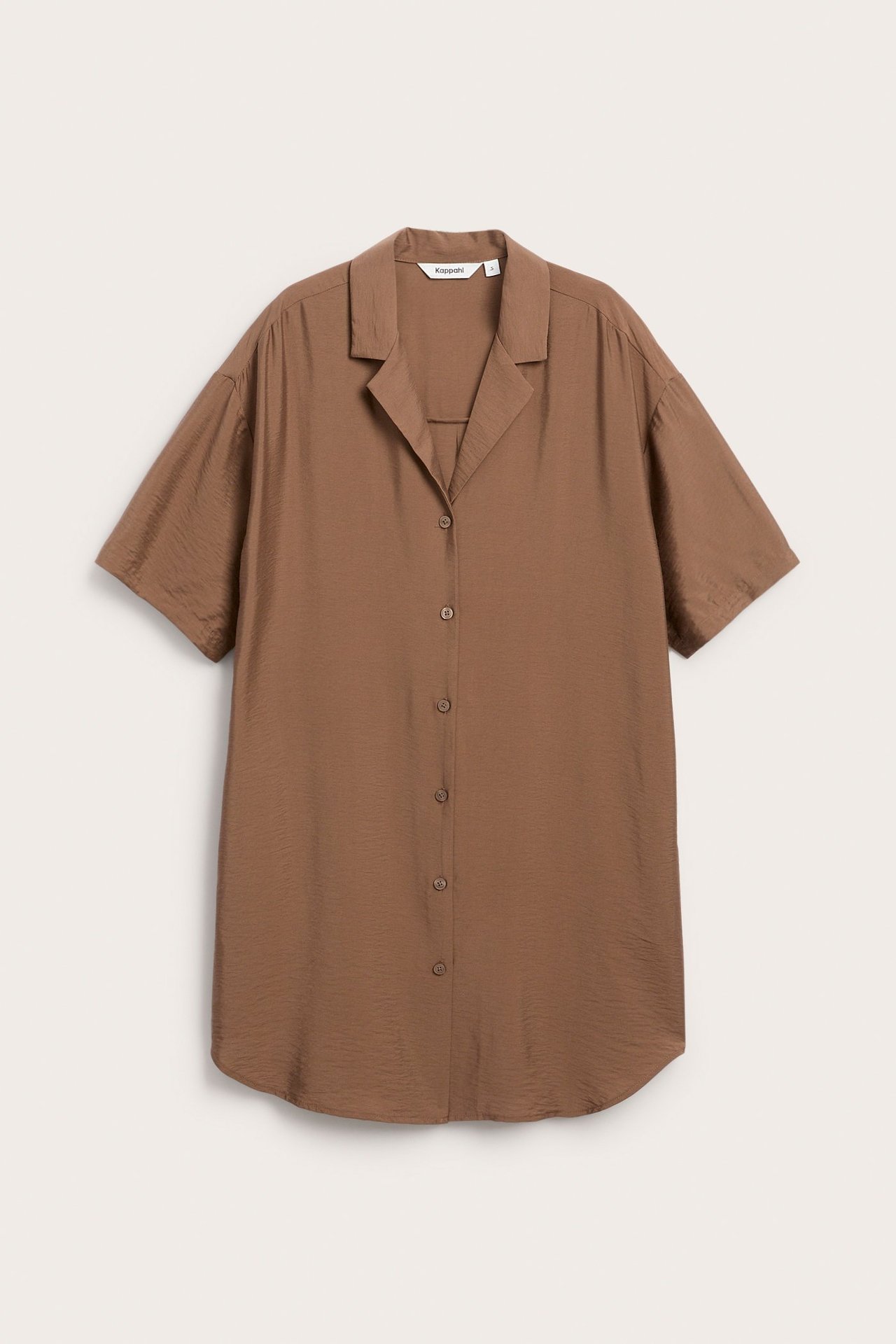 Framsida: Lös, brun kortärmad skjortklänning med skrynklig textur, V-ringad krage, knappar fram.