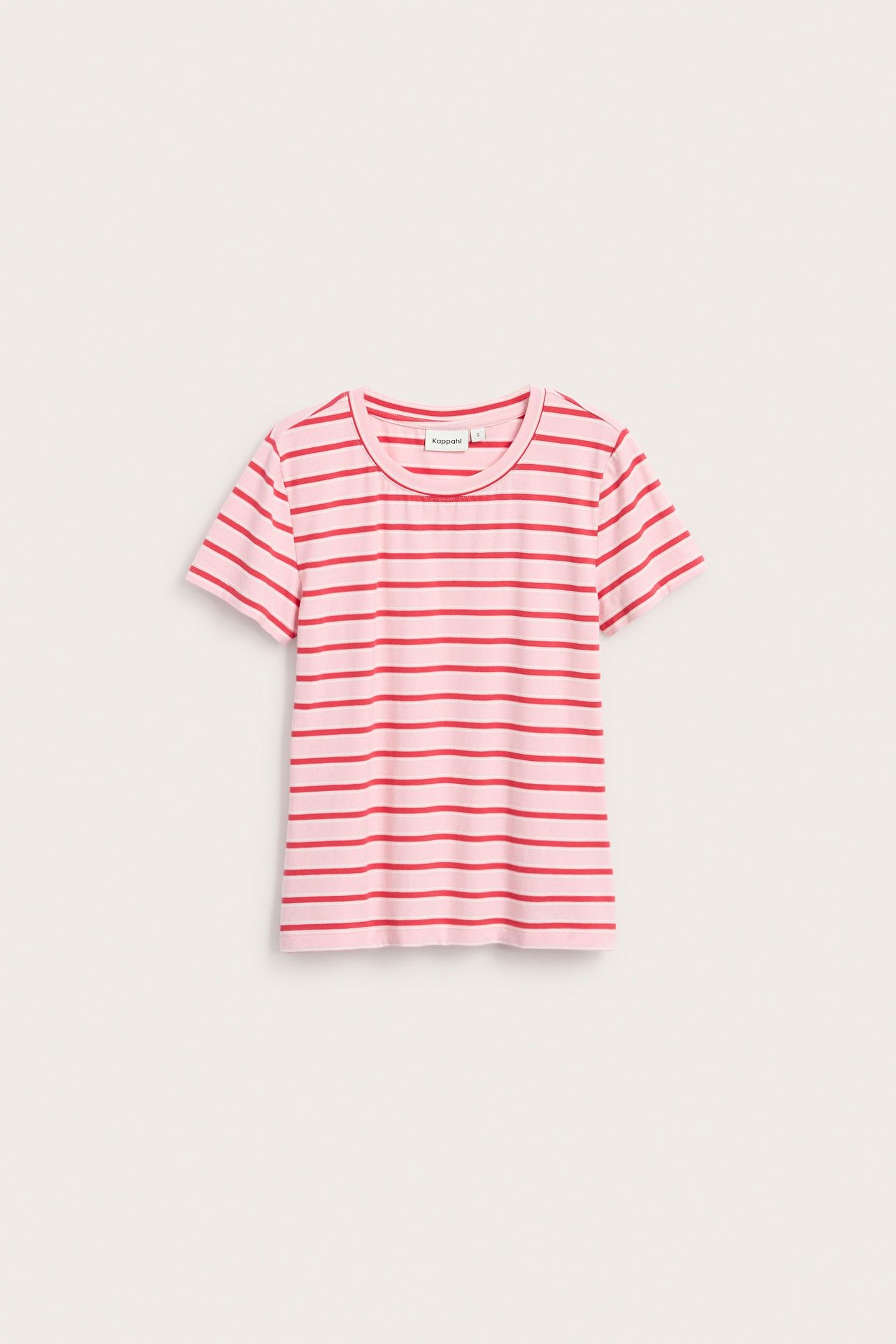 Frontvisning, figurnær lyserosa bomulls-t-skjorte med tynne røde horisontale striper og korte ermer.