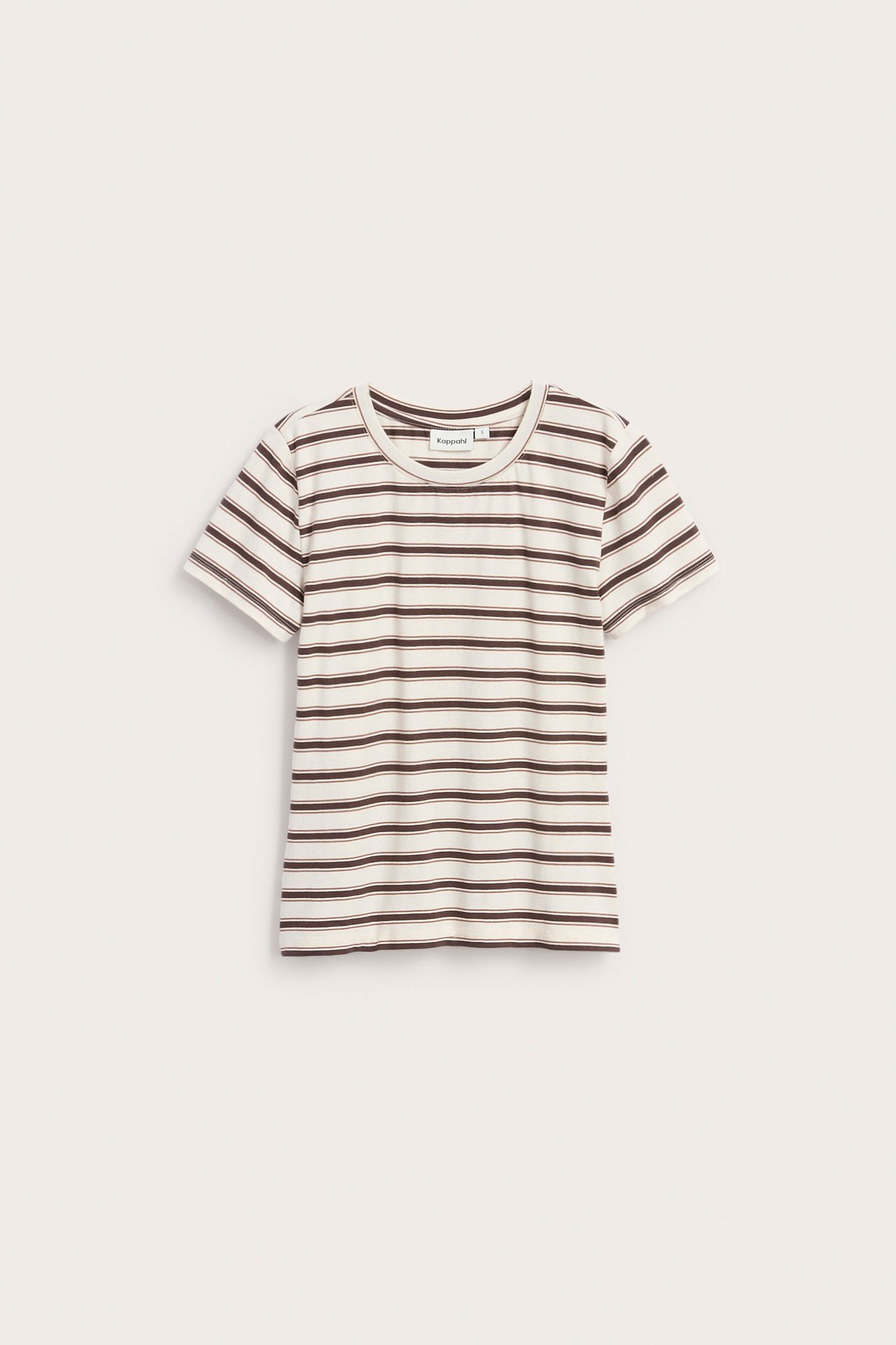 Forfra, en figurnær offwhite og brunstripet t-skjorte i bomull med korte ermer og rund hals.