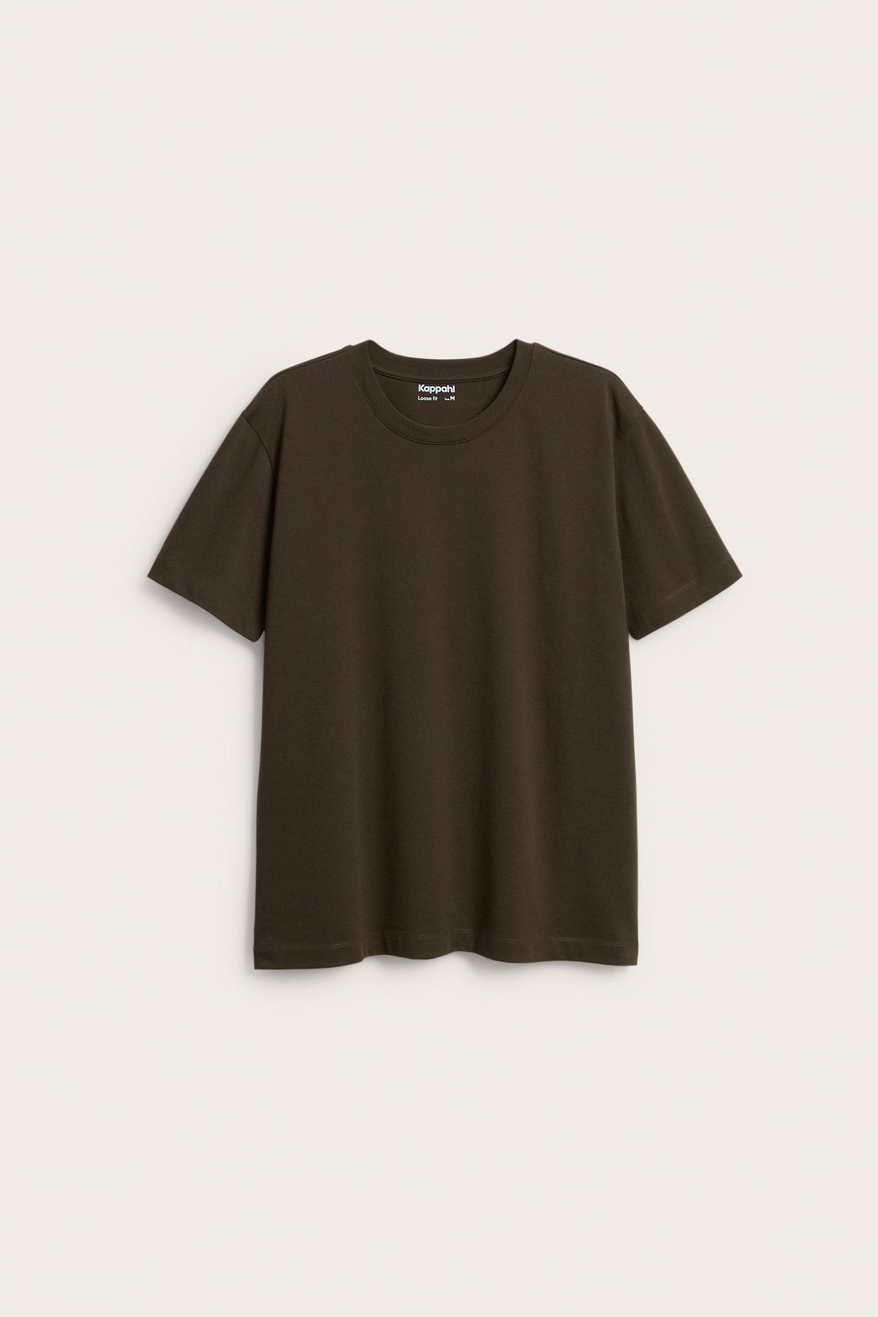 Framifrån, en brun lös passform O-ringad T-shirt i bomull för män.