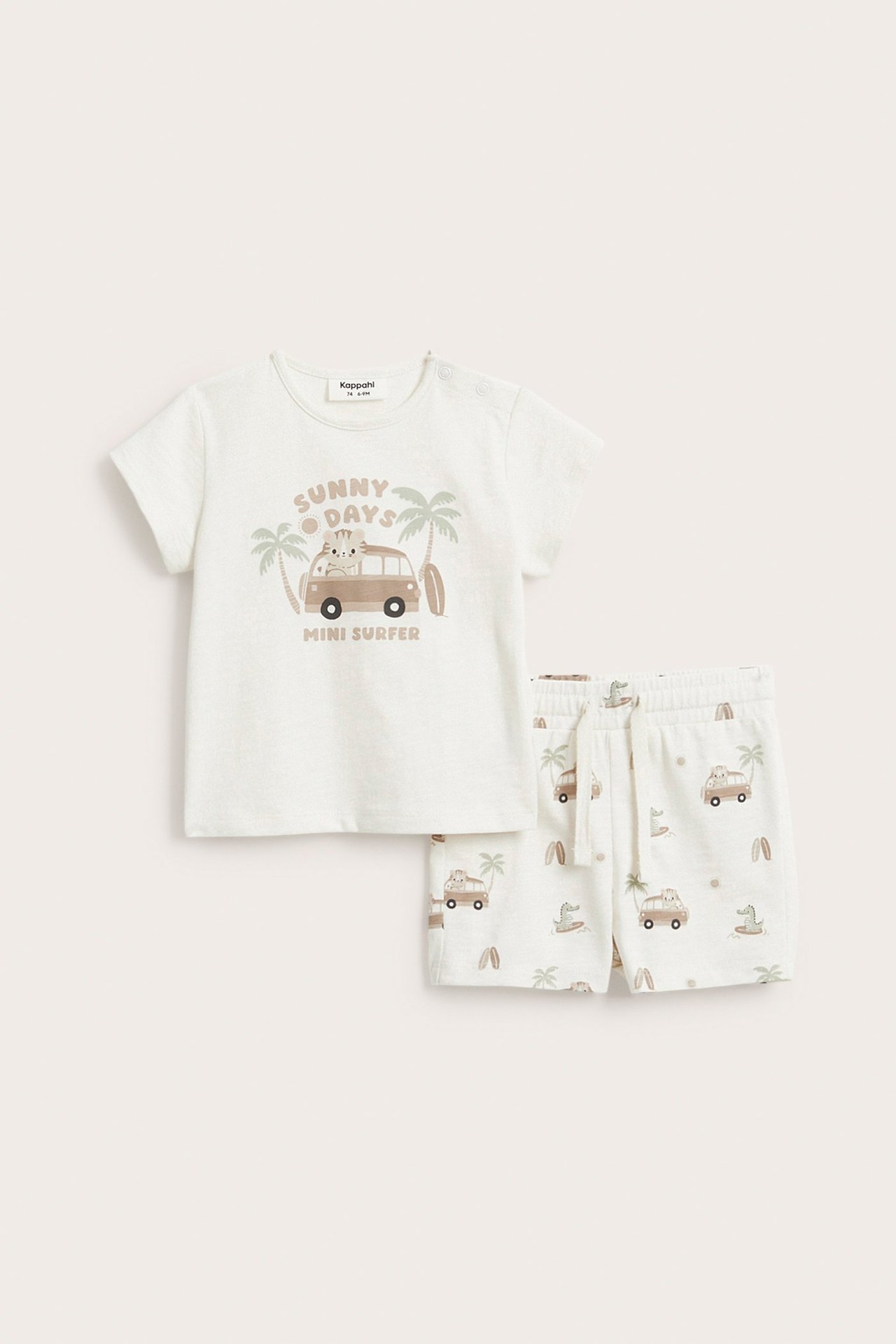 Framifrån: Bebisens offwhite jerseyset med T-shirt med 'Sunny Days'-tryck, axelknappar och matchande mönstrade shorts.
