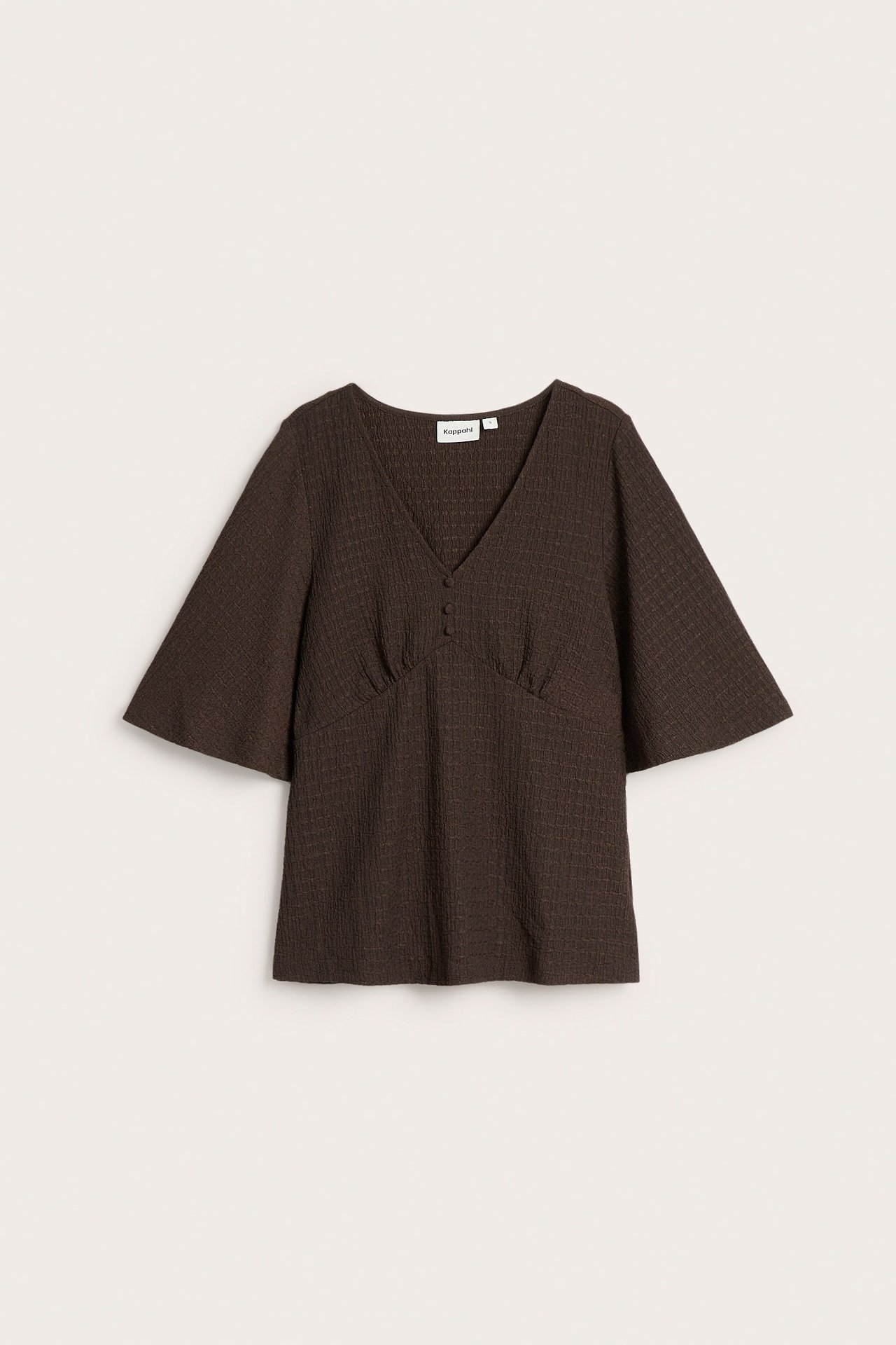 Framsida: mörkbrun strukturerad topp, V-ringning, markerad midja, vida kortärmar och tre knappar fram.