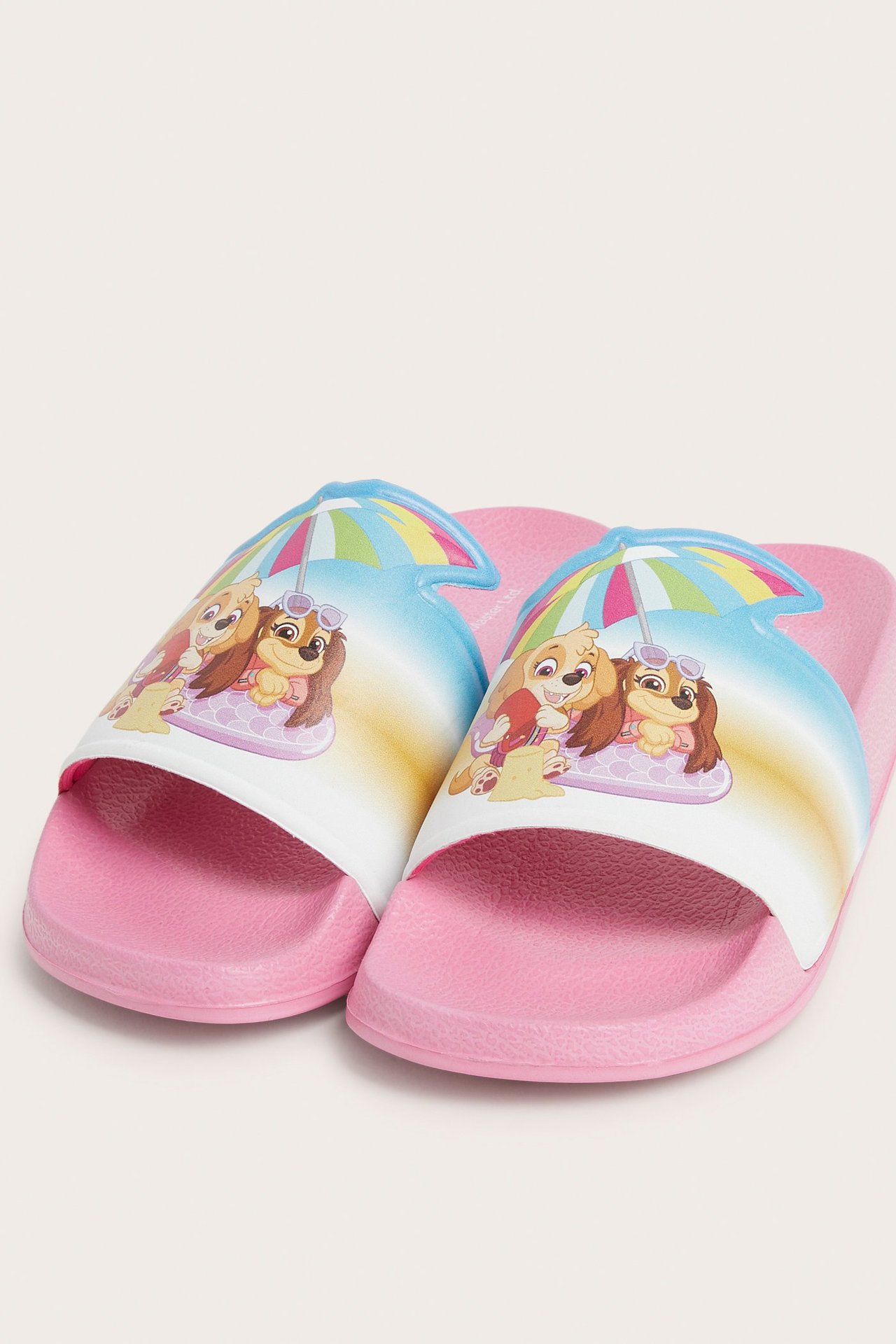 Nærbilde forfra: Rosa Paw Patrol badesandaler i plast til barn med fargerikt karaktertrykk.