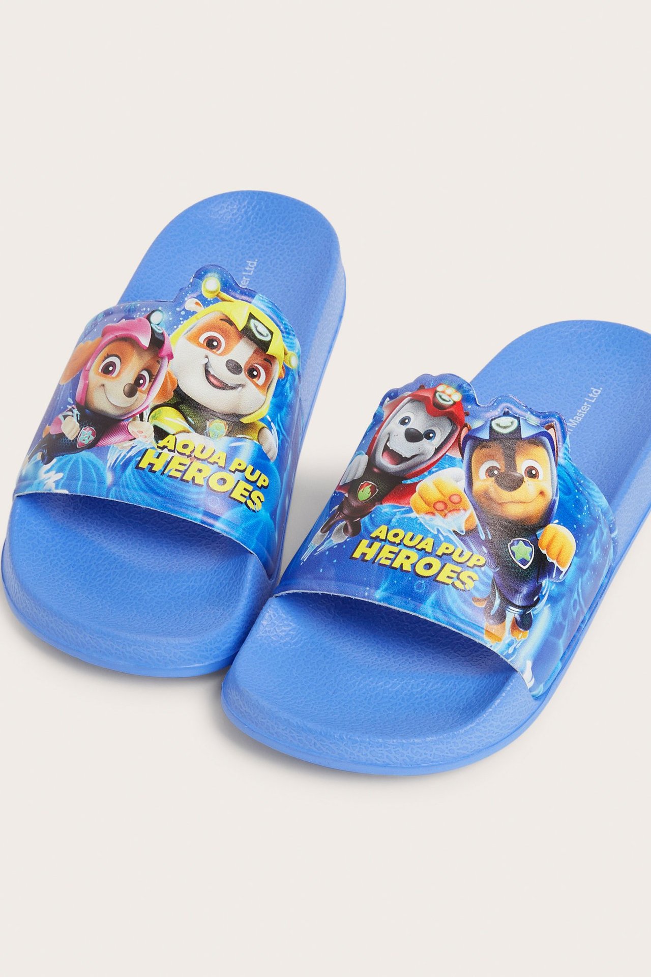 Widok z góry: niebieskie, plastikowe klapki dziecięce z nadrukiem Psiego Patrolu.