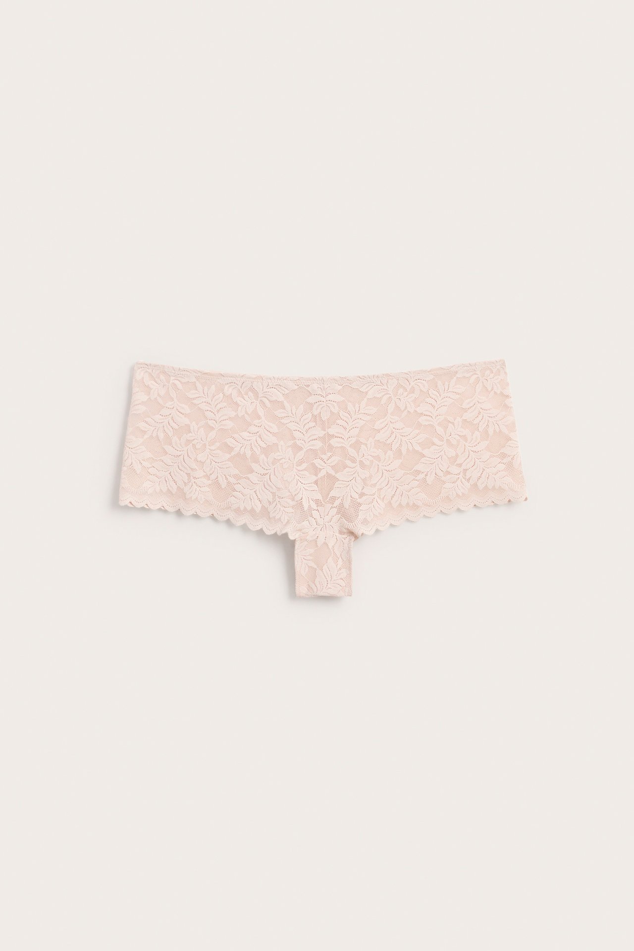 Framifrån, nudefärgade boyshorts i blommig spets.