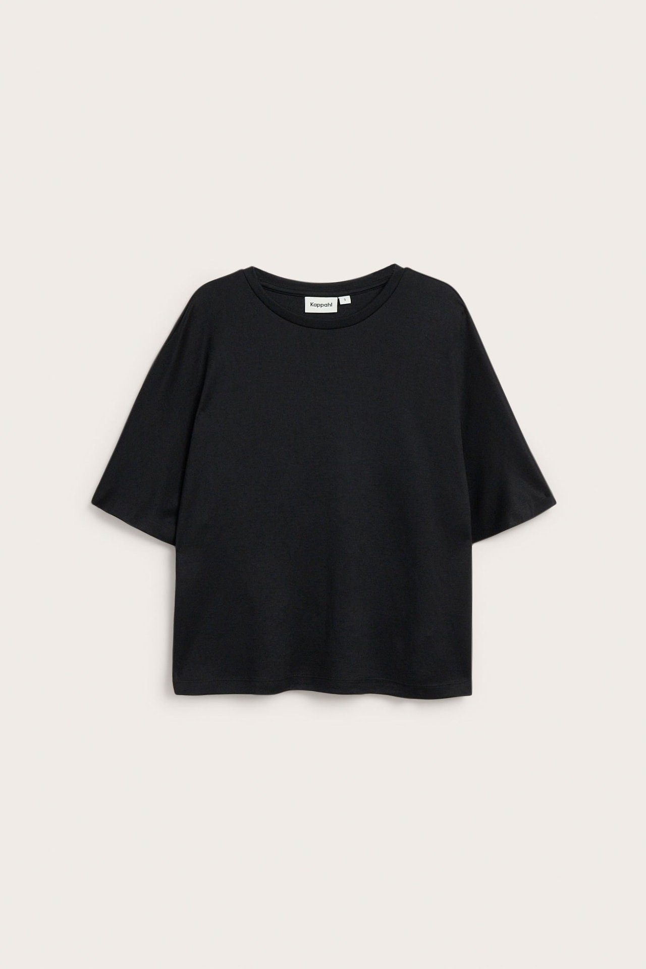 Edestä näkymä mustasta oversized, neliönmuotoisesta, lyhythihaisesta viskoosisekoitustopista.