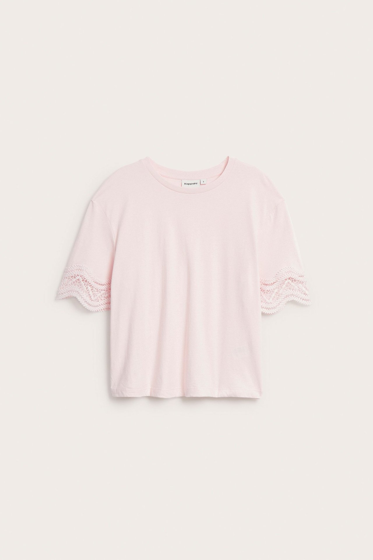 Framifrån, en ljusrosa lös t-shirt med spetsdetaljer på ärmarna.