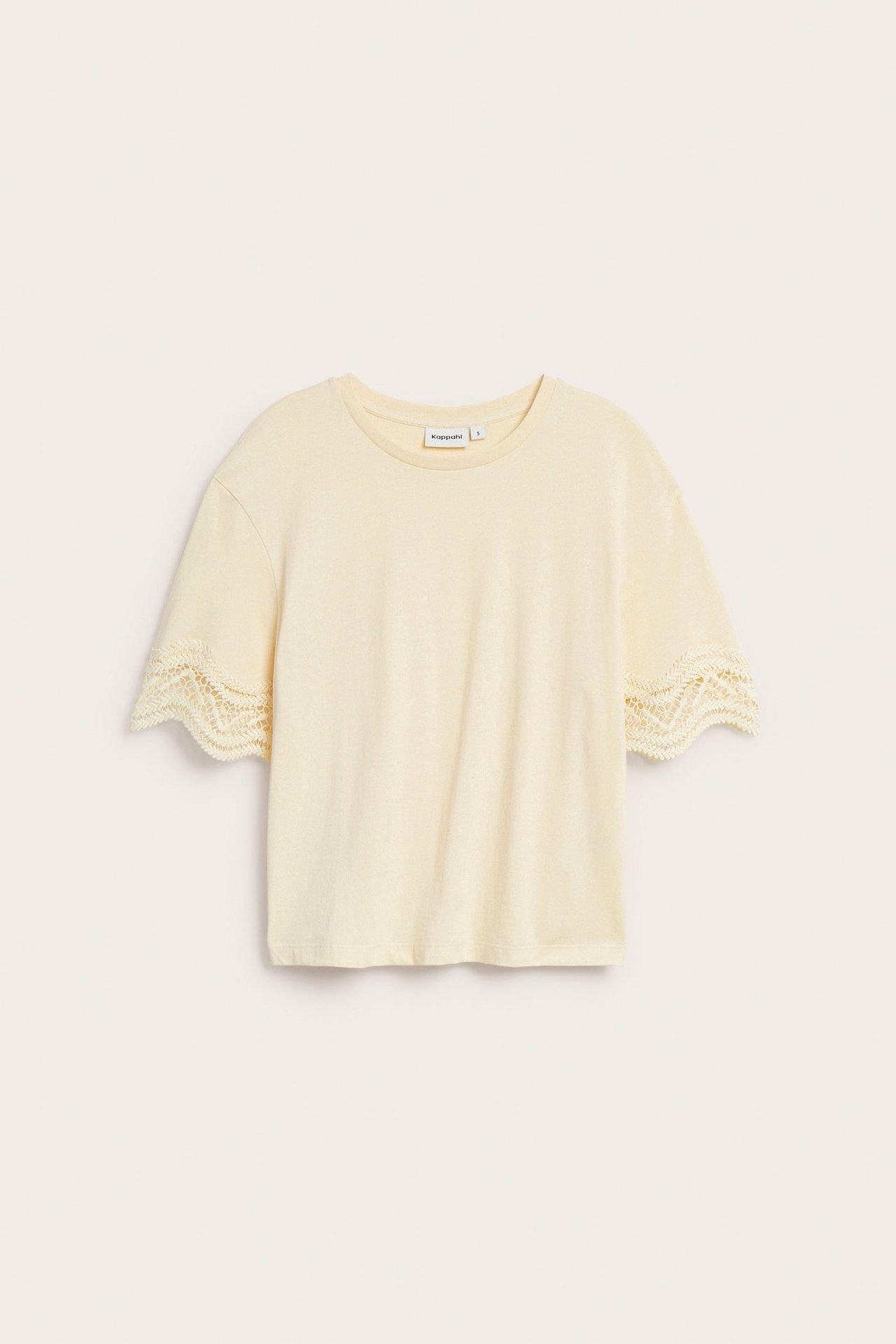 Frontvisning av en løs lys gul t-skjorte med korte ermer med dekorativt blondemønster.