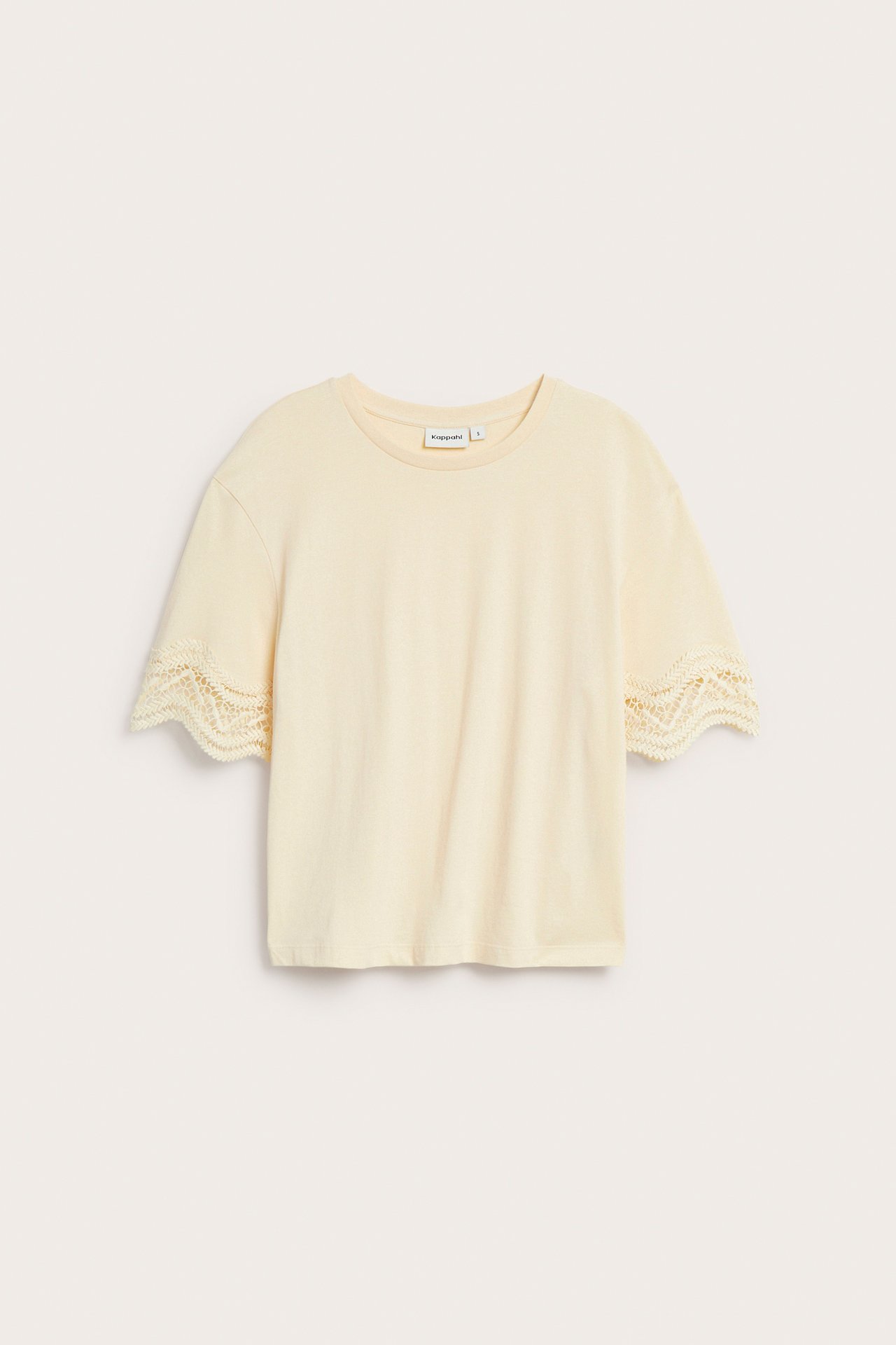 Lös ljusgul T-shirt med korta ärmar i spets, framifrån.