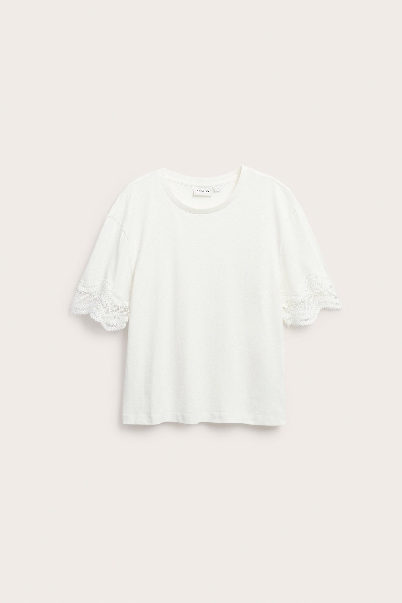 Edestä näkymä luonnonvalkoisesta löysästä t-paidasta, jossa lyhyet pitsihihat ja pyöreä kaula-aukko.