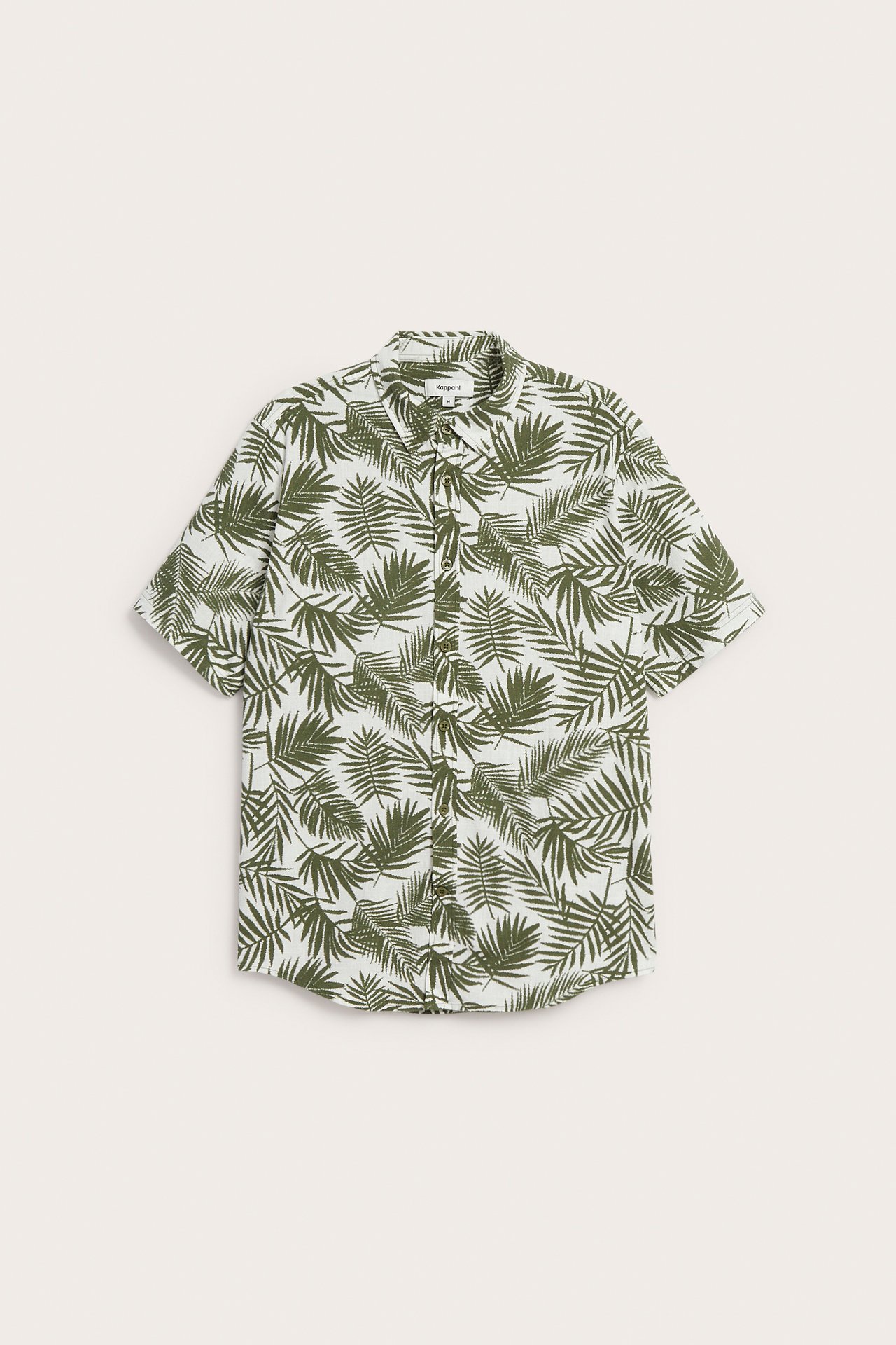 Edestä: valkoinen miesten lyhythihainen puuvillapaita, khakinvihreä palmukuvio, tavallinen kaulus.