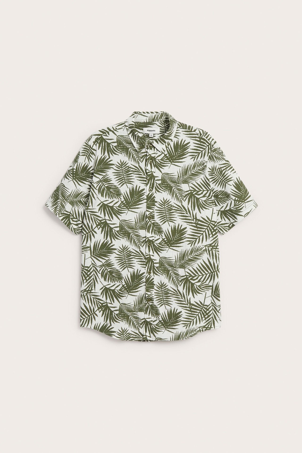 Framifrån: vit kortärmad herrskjorta i bomull, khakigrönt palmbladsmönster, normal krage.