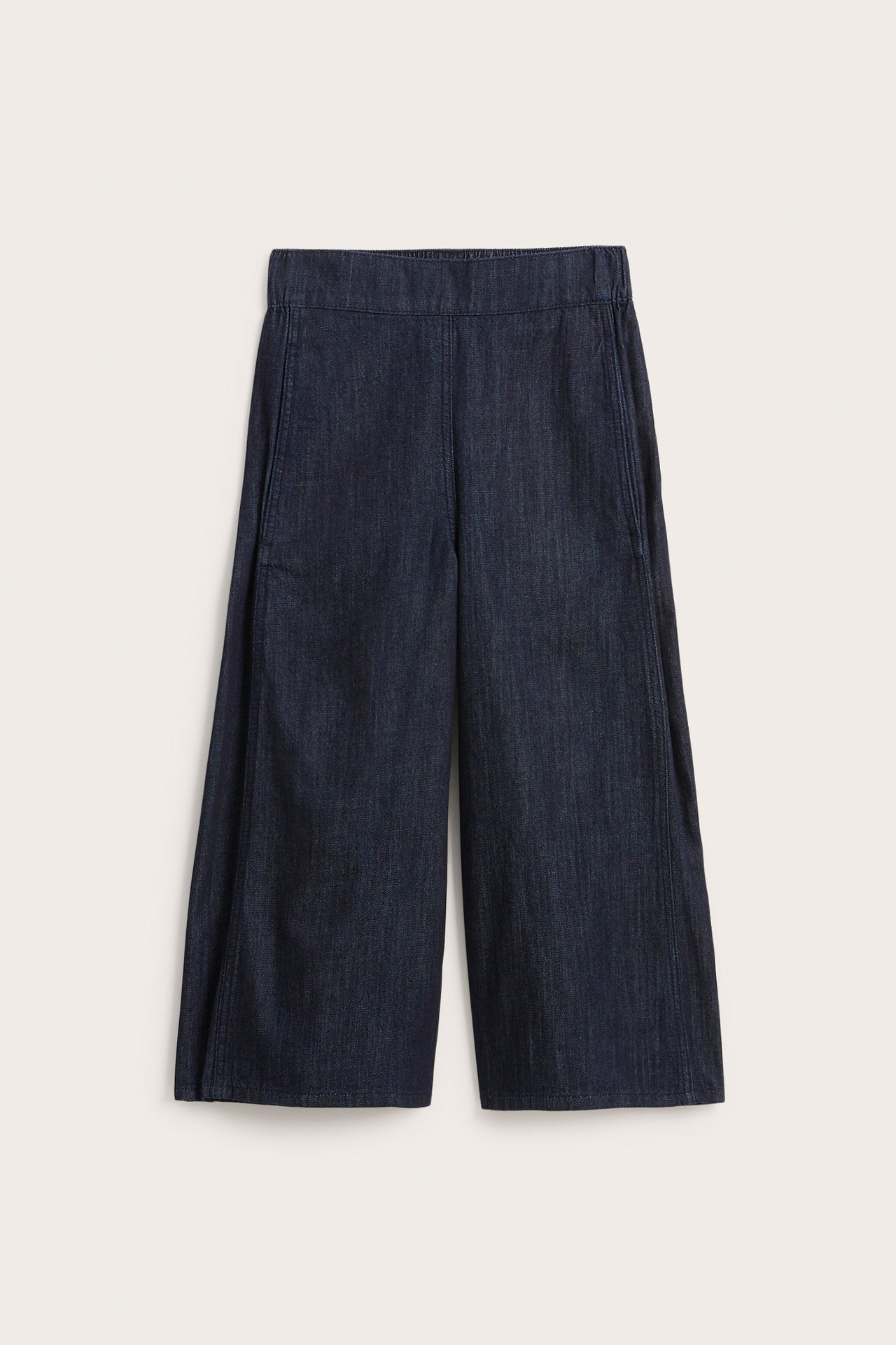 Frontvisning av mørkeblå pull-on culottejeans for dame i bomullsdenim med vide, korte ben.
