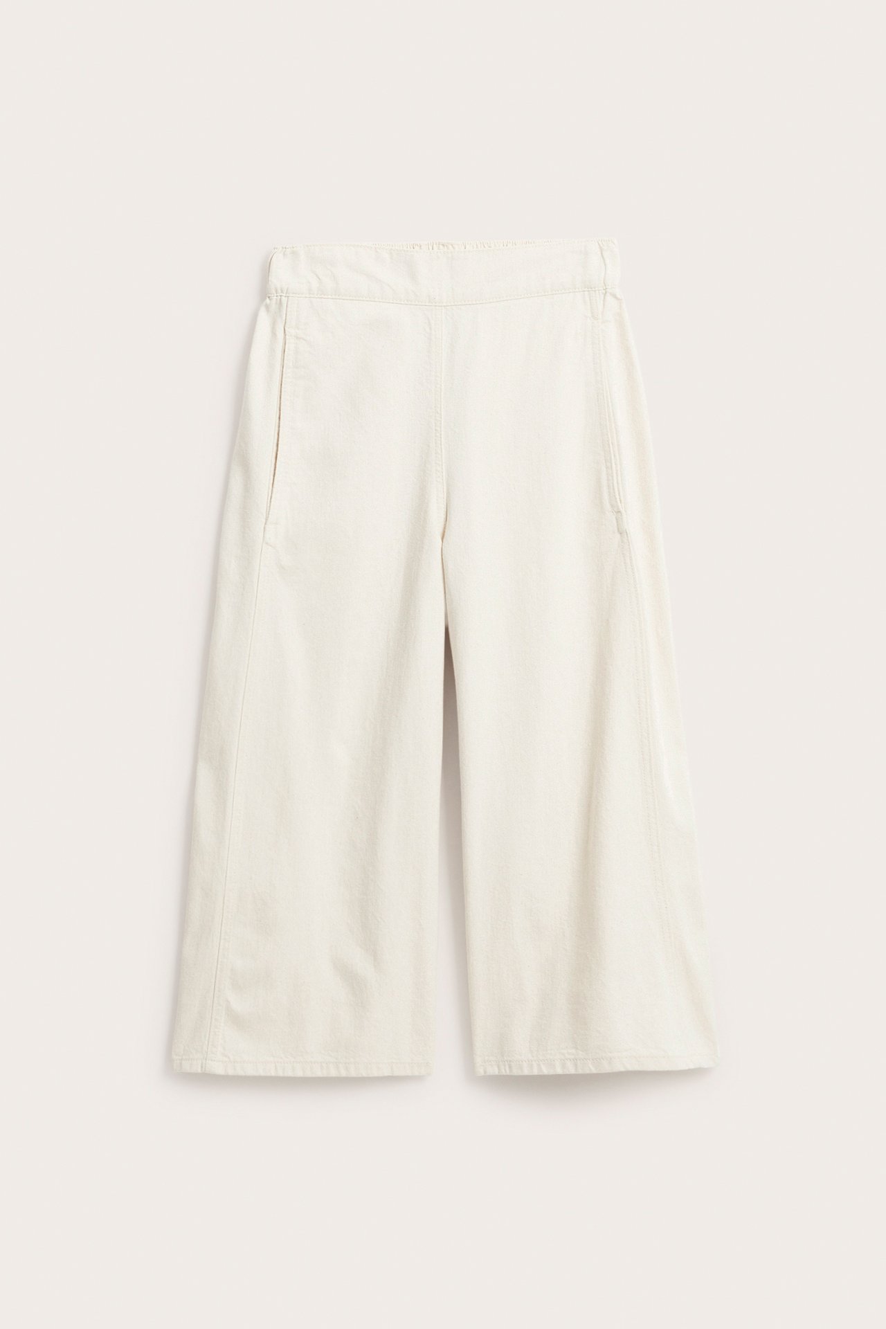 Frontbilde av beige pull-on culottejeans i bomull med vide ben og sidelommer.
