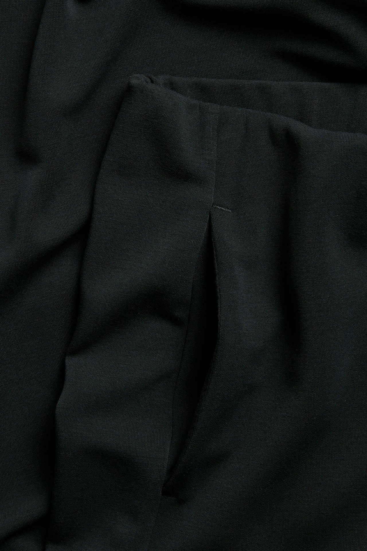 Närbild av svarta modalblandade loungewearbyxor med sidficka och resårmidja.