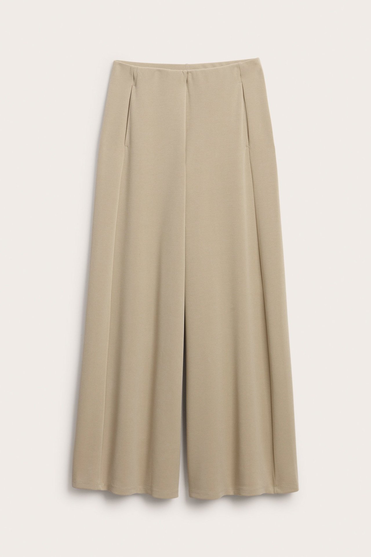 Framifrån, beiga raka loungewearbyxor med resår i midjan och sidfickor.