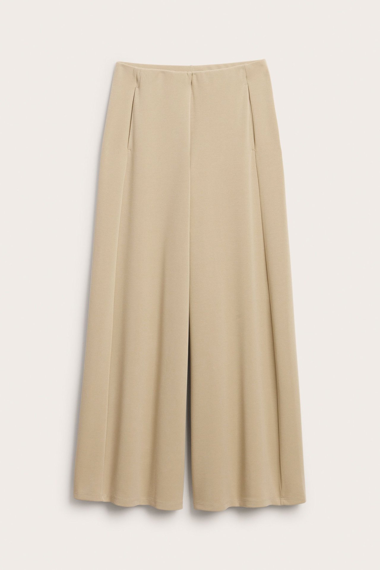 Frontvisning av beige lounge-bukser med rette ben, elastisk midje og sidelommer.