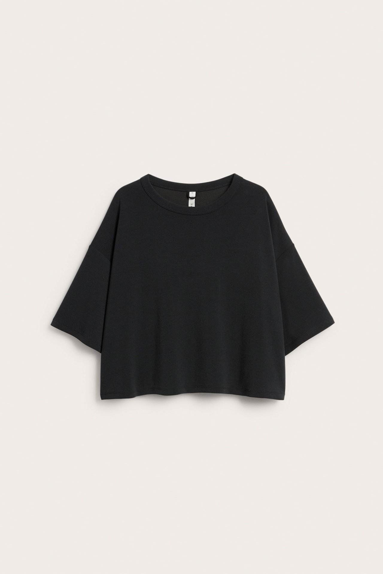 Widok z przodu: Czarny T-shirt z miękkiego modalu, z okrągłym dekoltem i krótkimi, pudełkowymi rękawami.