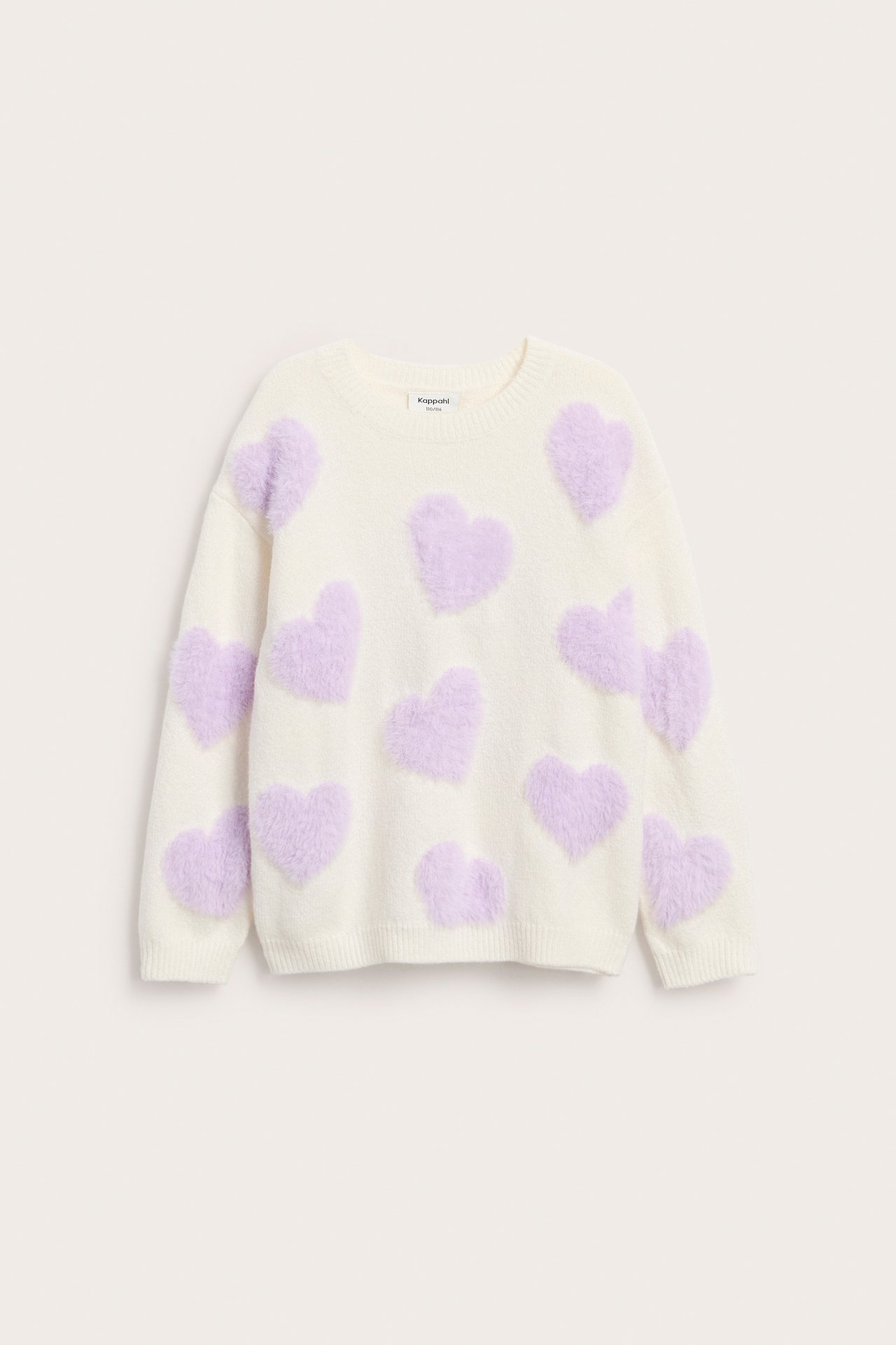 Framifrån: en gräddvit långärmad tröja med fluffiga lila hjärtan.
