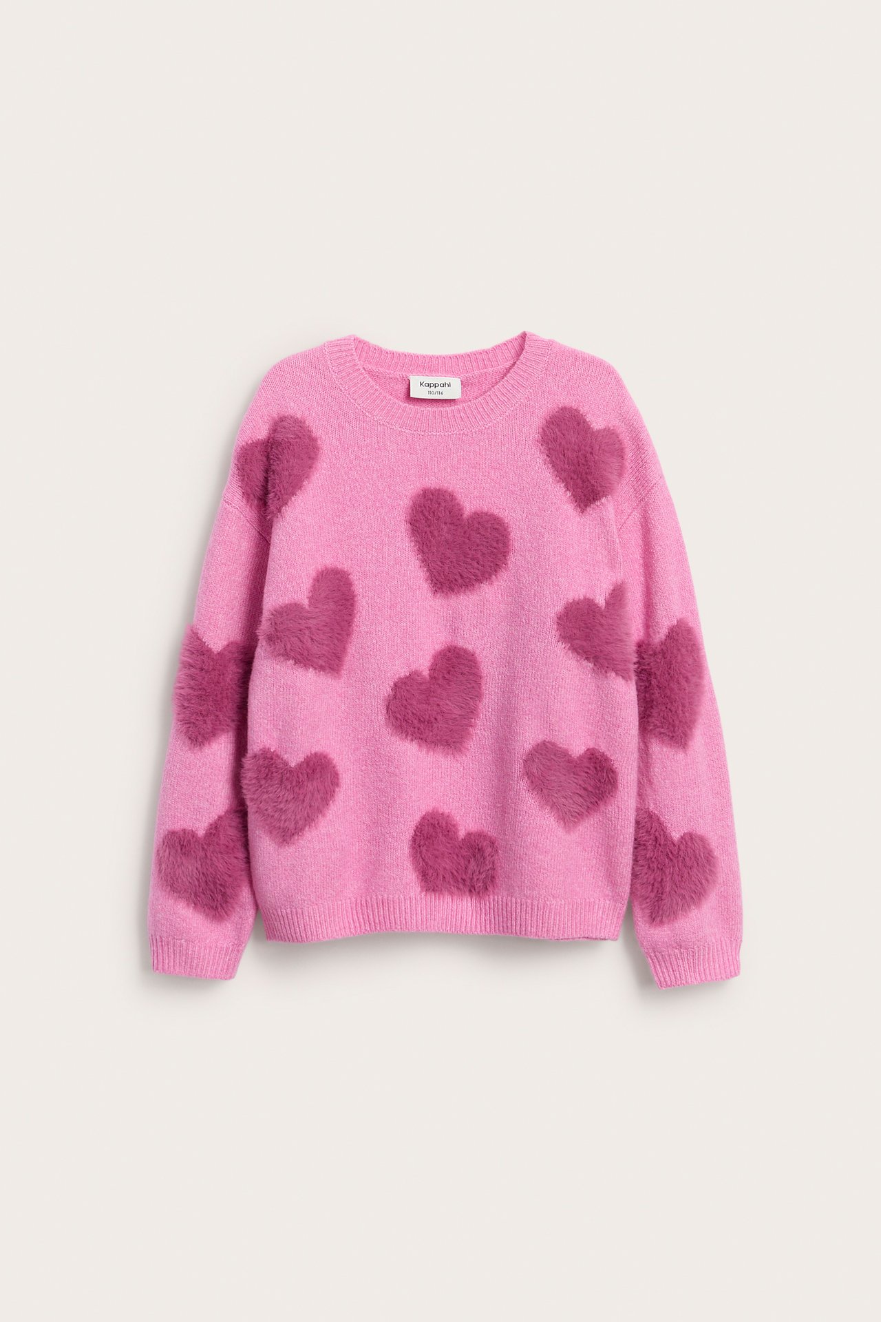 Framifrån, en rosa stickad tröja med mörkrosa fluffiga hjärtapplikationer.