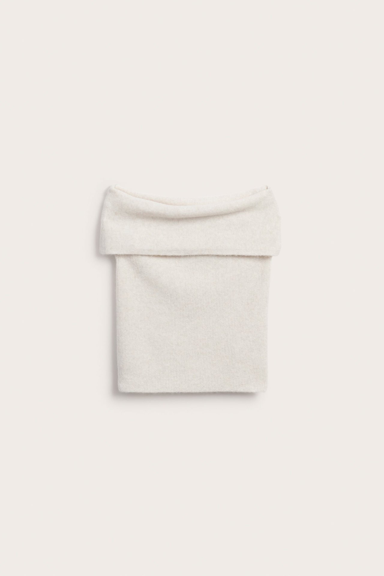Flatt lagt, forfra, hvit melert strikket ermeløs off-shoulder topp med bred brettet kant.