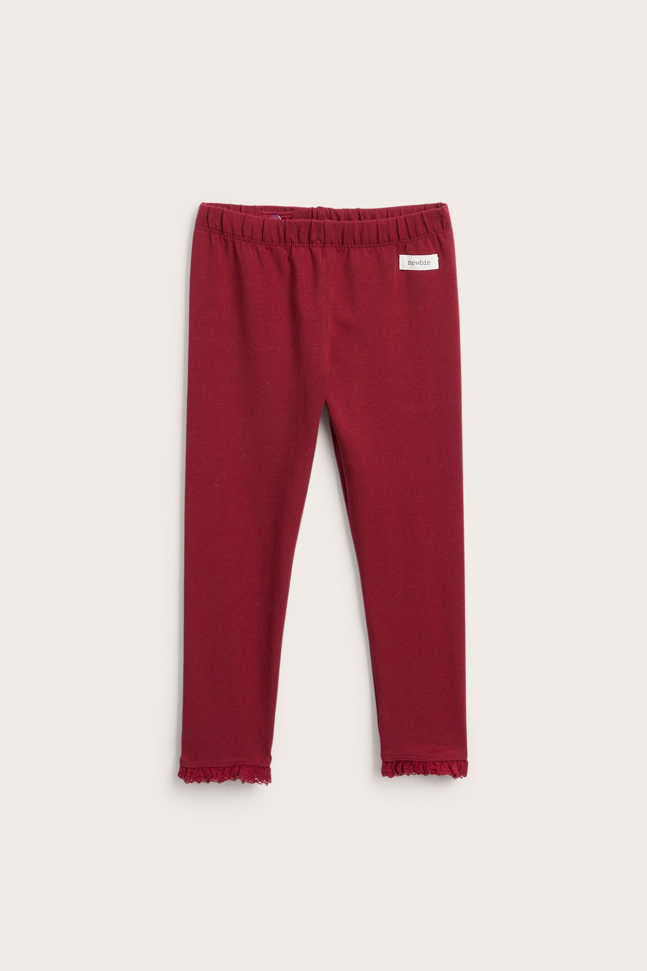Framsida av röda baby-leggings med resår i midjan och volang vid anklarna.