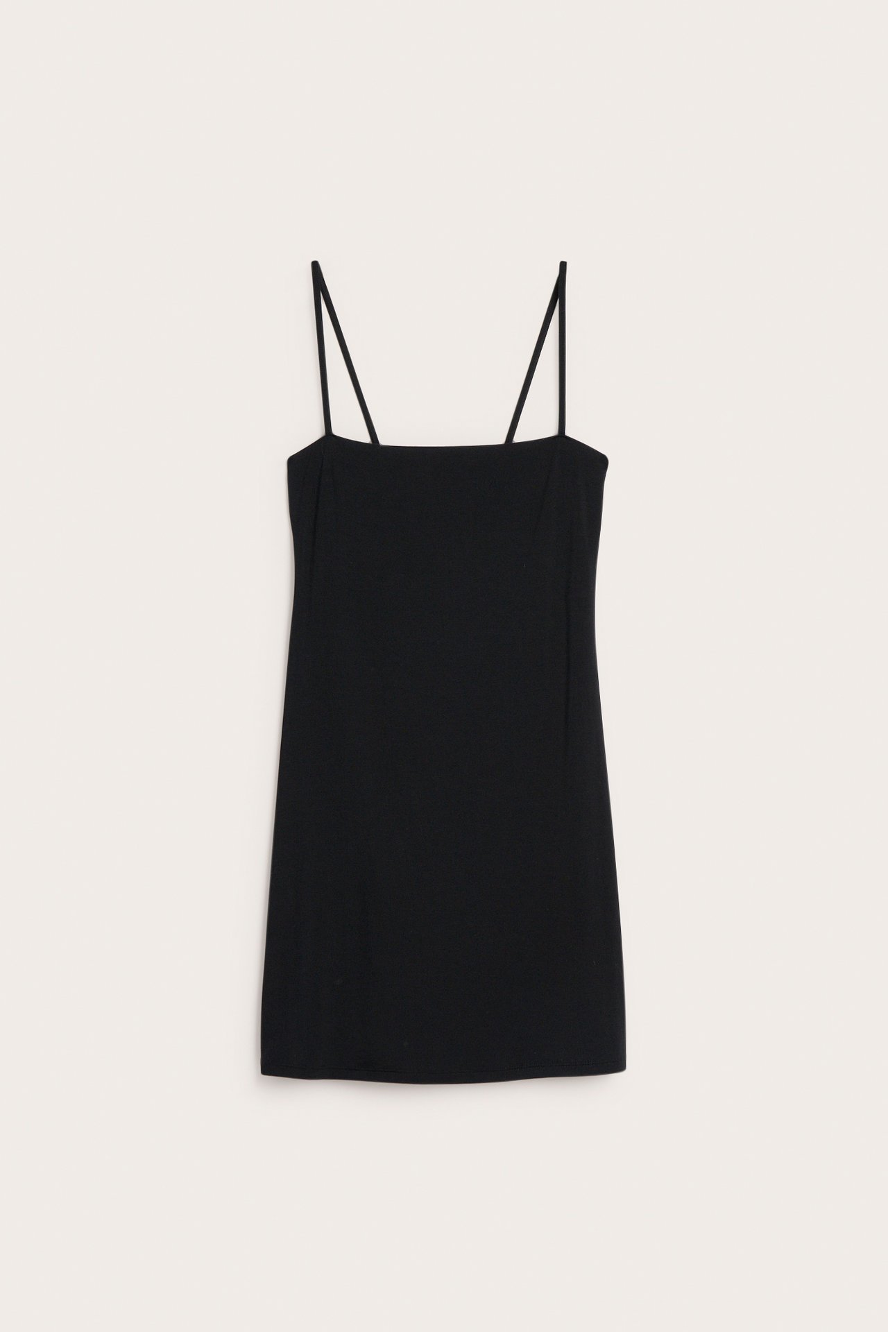 Frontvy av en svart underklänning i lyocellmix med tunna justerbara band.