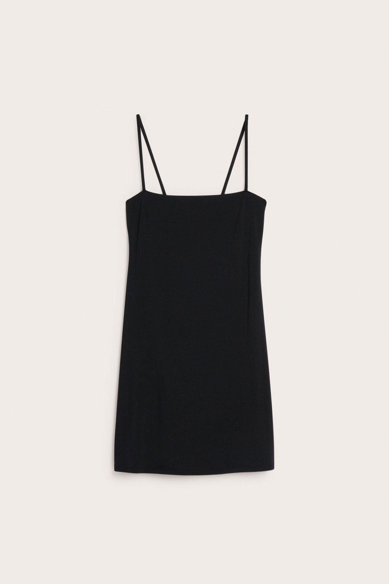 Frontvy av en svart underklänning i lyocellmix med tunna justerbara band.