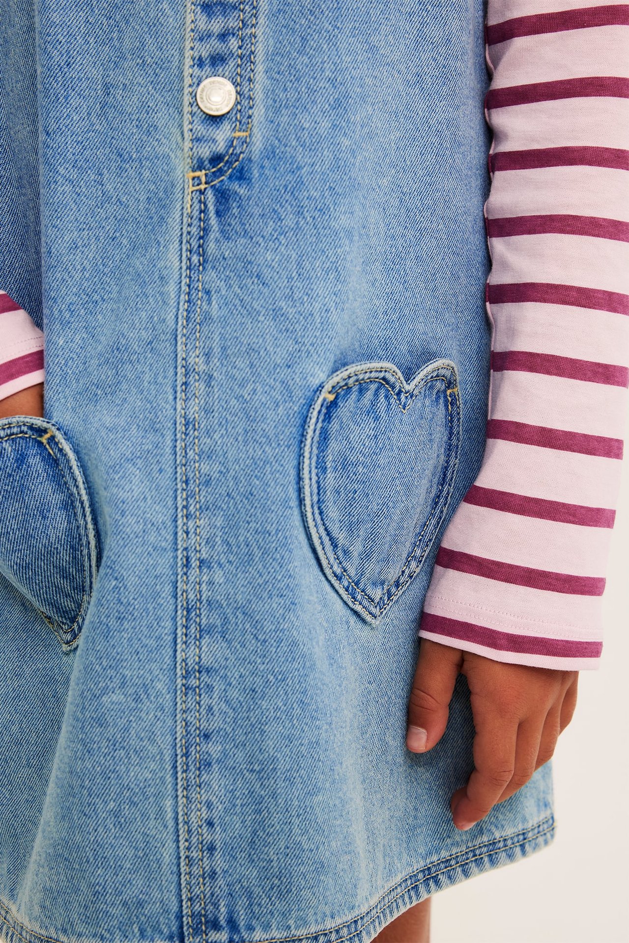 Hängsleklänning med hjärtfickor - Denim - 4