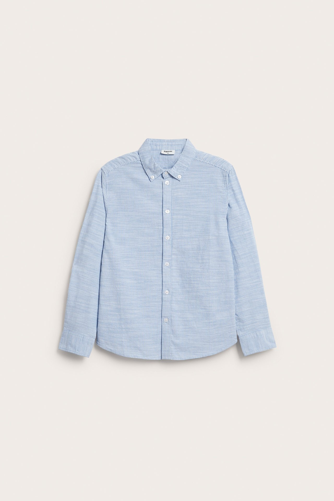 Widok z przodu dziecięcej, jasnoniebieskiej, bawełnianej koszuli oxford w paski z kołnierzykiem button-down.