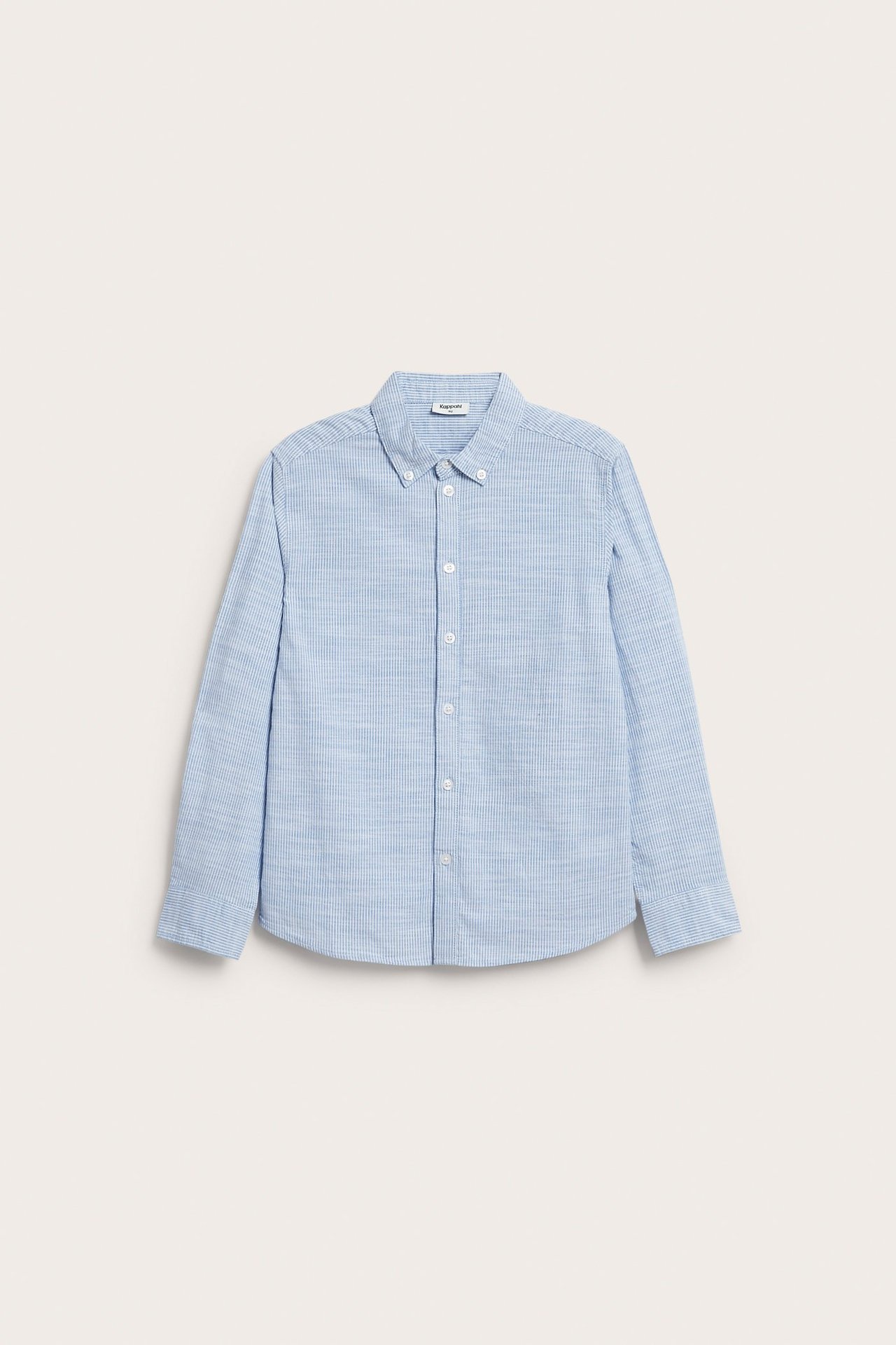 Widok z przodu dziecięcej, jasnoniebieskiej, bawełnianej koszuli oxford w paski z kołnierzykiem button-down.