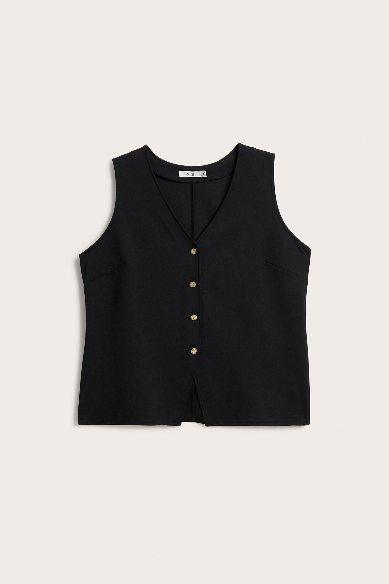 Widok z przodu: dopasowana czarna kamizelka z dżerseju z dekoltem w serek, pięcioma złotymi guzikami i małym rozcięciem.