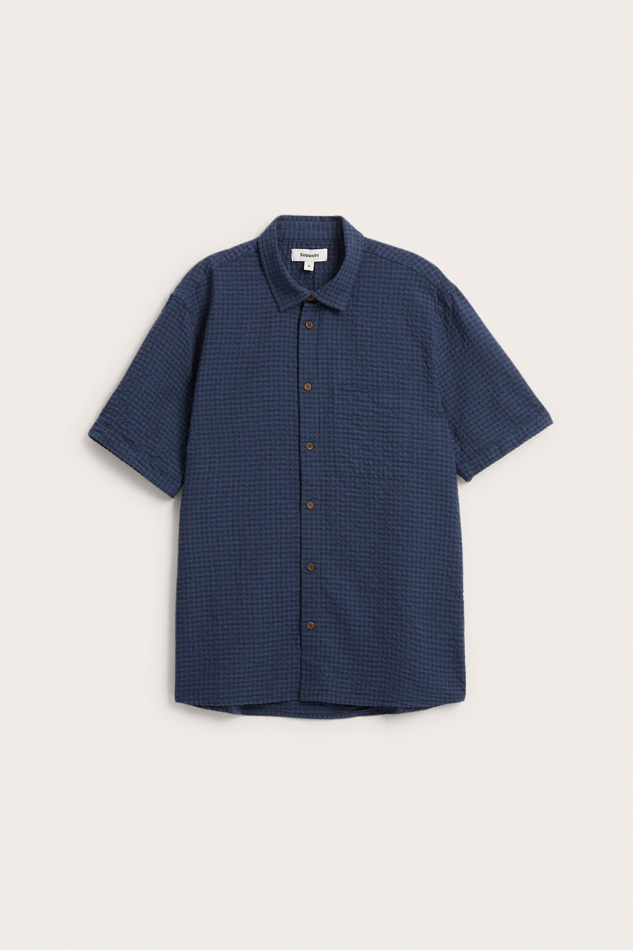 Widok z przodu: Męska niebieska koszula seersucker w kratę, krótki rękaw, bawełna, brązowe guziki, kieszeń.