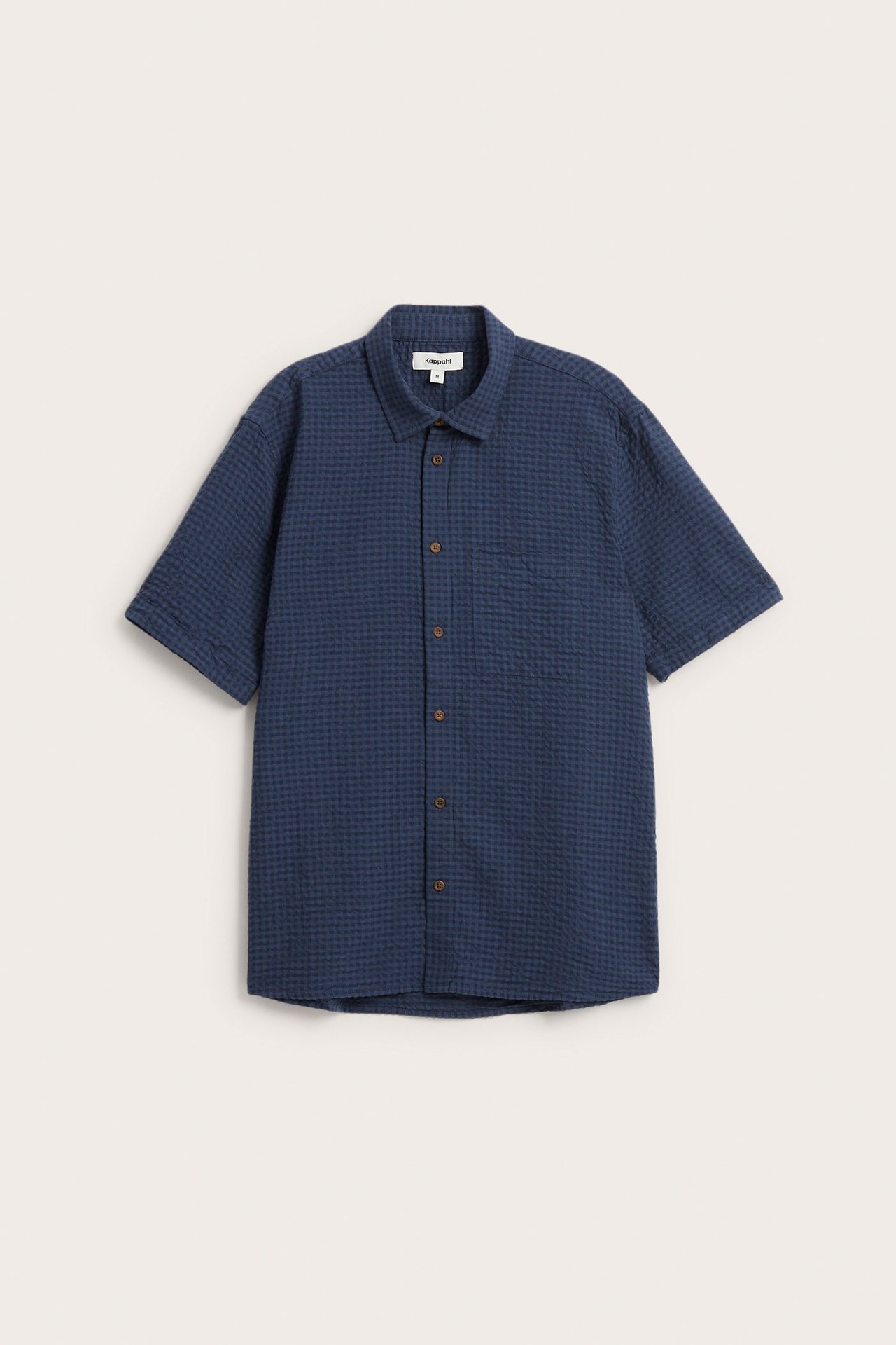 Widok z przodu: Męska niebieska koszula seersucker w kratę, krótki rękaw, bawełna, brązowe guziki, kieszeń.