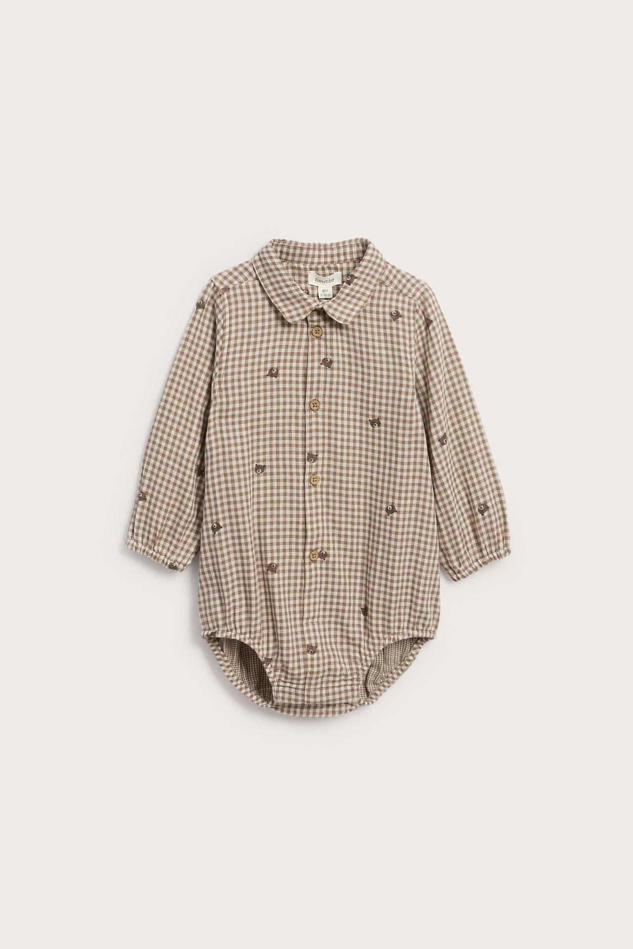 Framifrån: brun- och beigefärgad rutig babybody med lång ärm och broderade björnar.