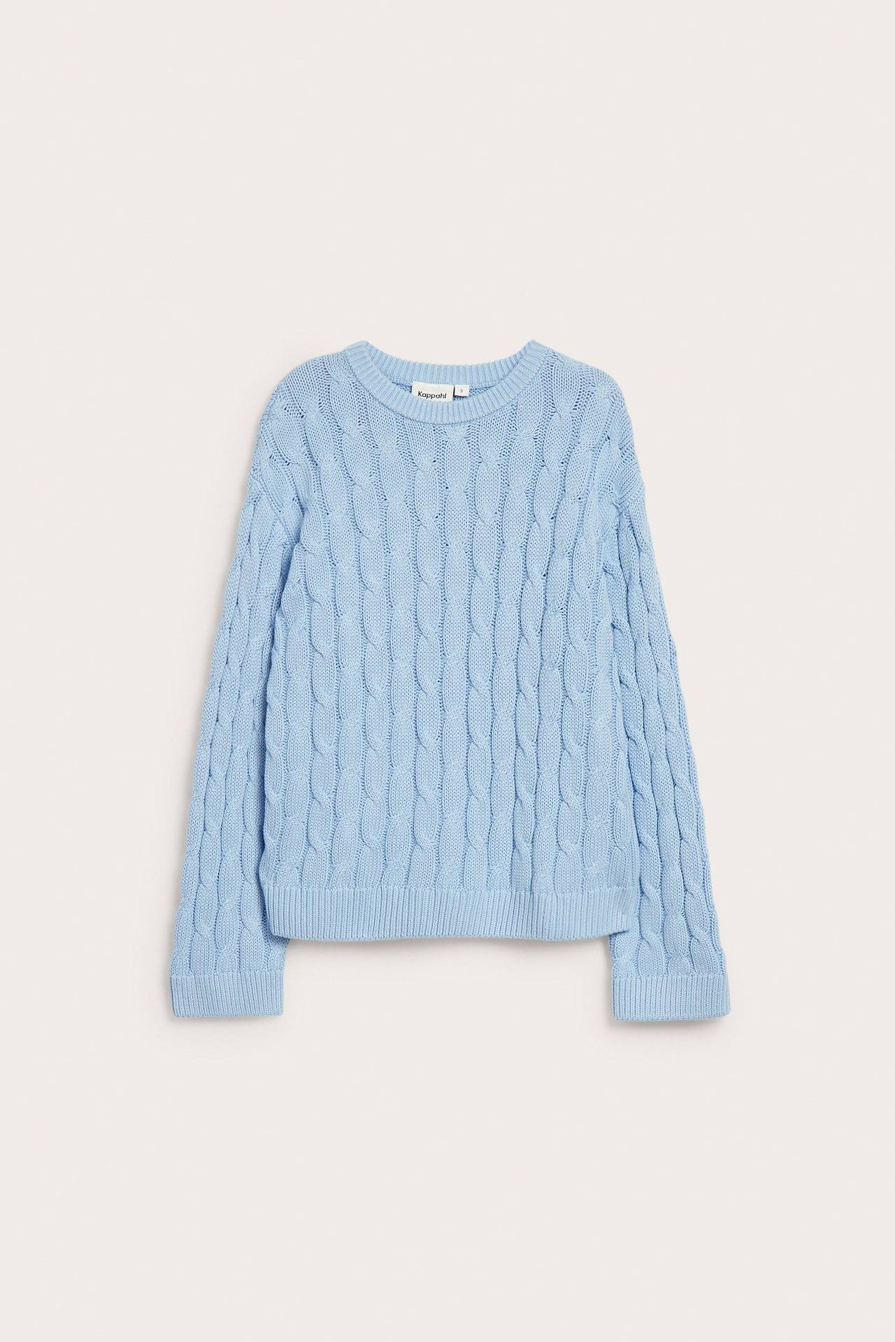 Edestä näkymä vaaleansinisestä palmikkoneuleesta, jossa on pyöreä pääntie.