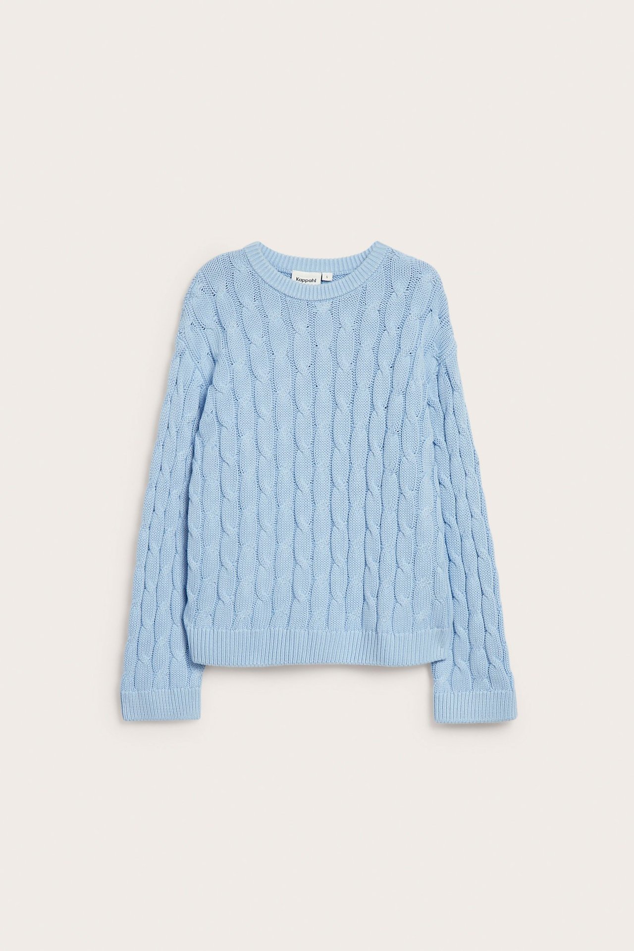 Frontbilde av en lyseblå kabelstrikket bomullsgenser med rund hals.