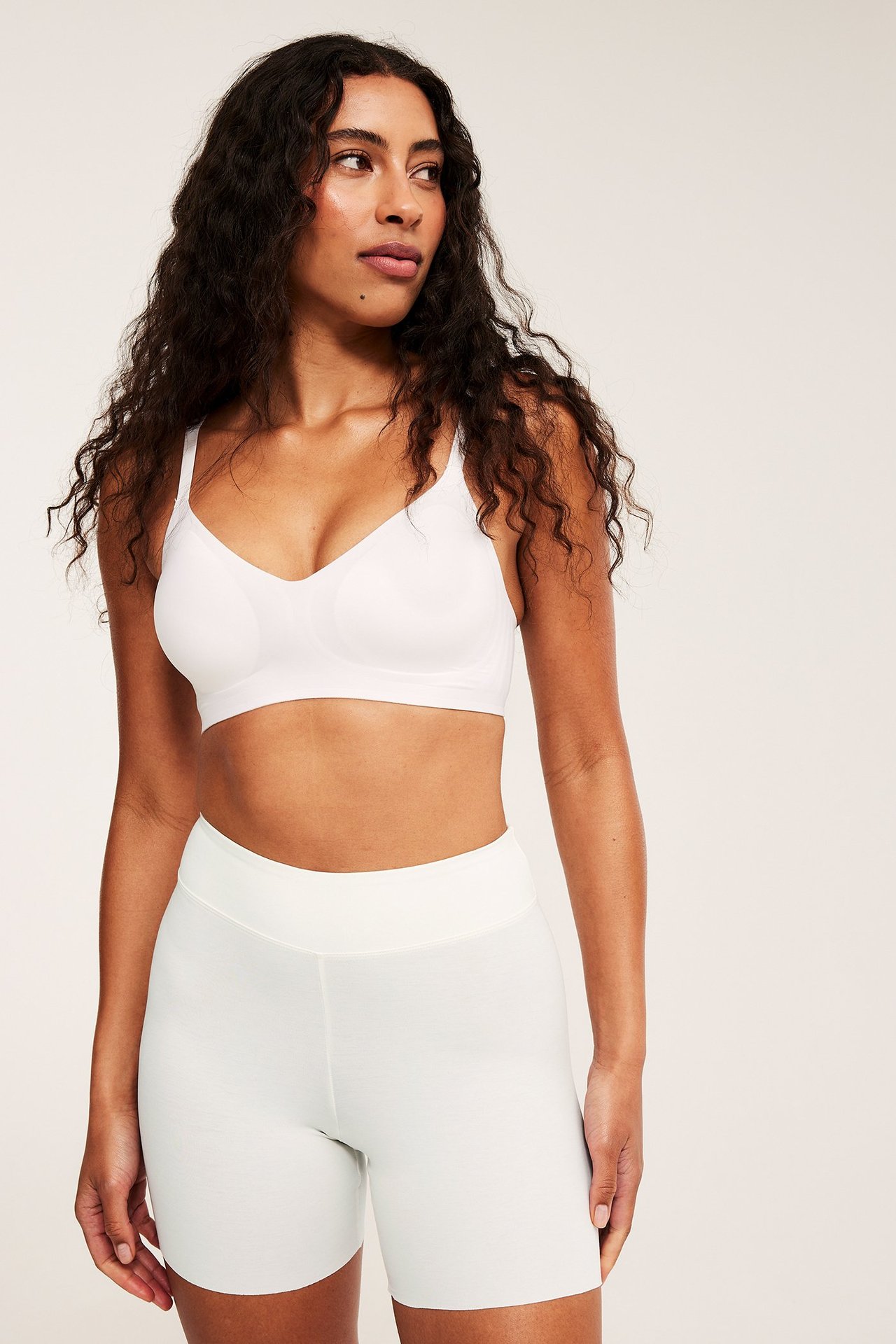 Frontvisning: kvinne i hvit, høylivet shorts-truse i bomullsblanding og matchende hvit BH.