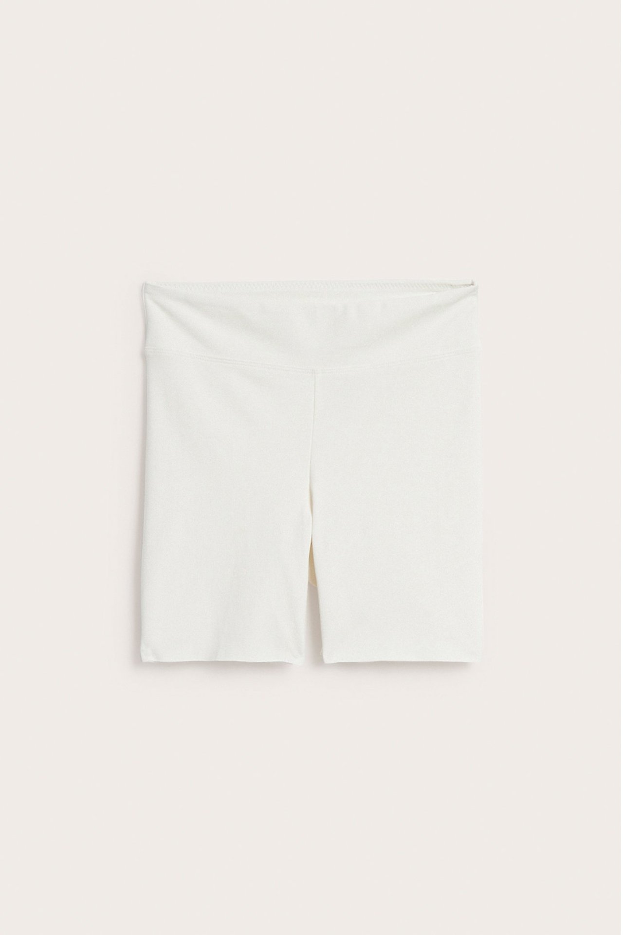 Edestäpäin: valkoiset shorts-malliset puuvillasekoite alushousut leveällä vyötäröllä ja siisteillä lahkeensuilla.