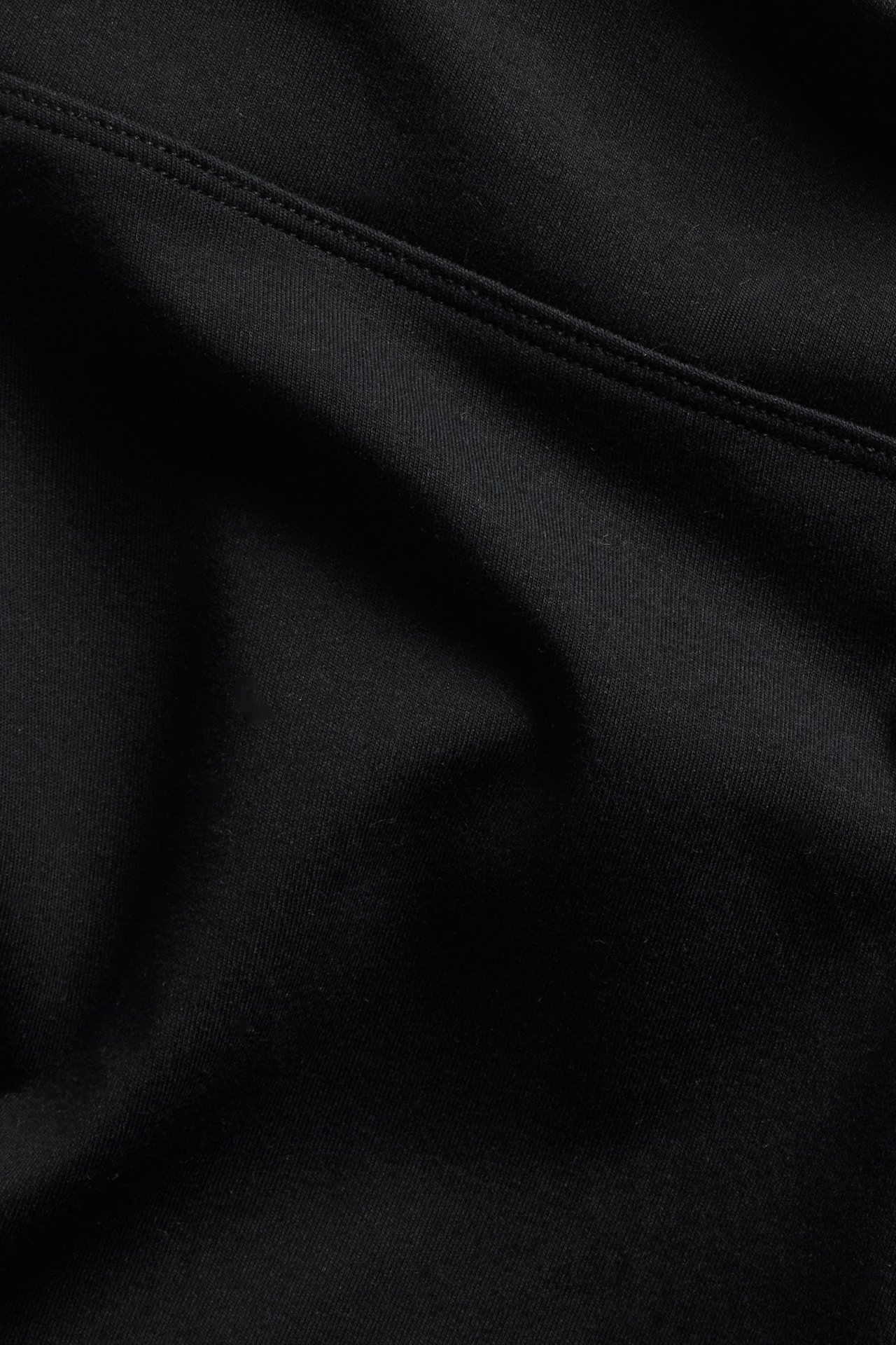 Zbliżenie czarnych majtek typu szorty, wykonanych z wygodnej bawełny BCI z elastanem, widoczny szew.