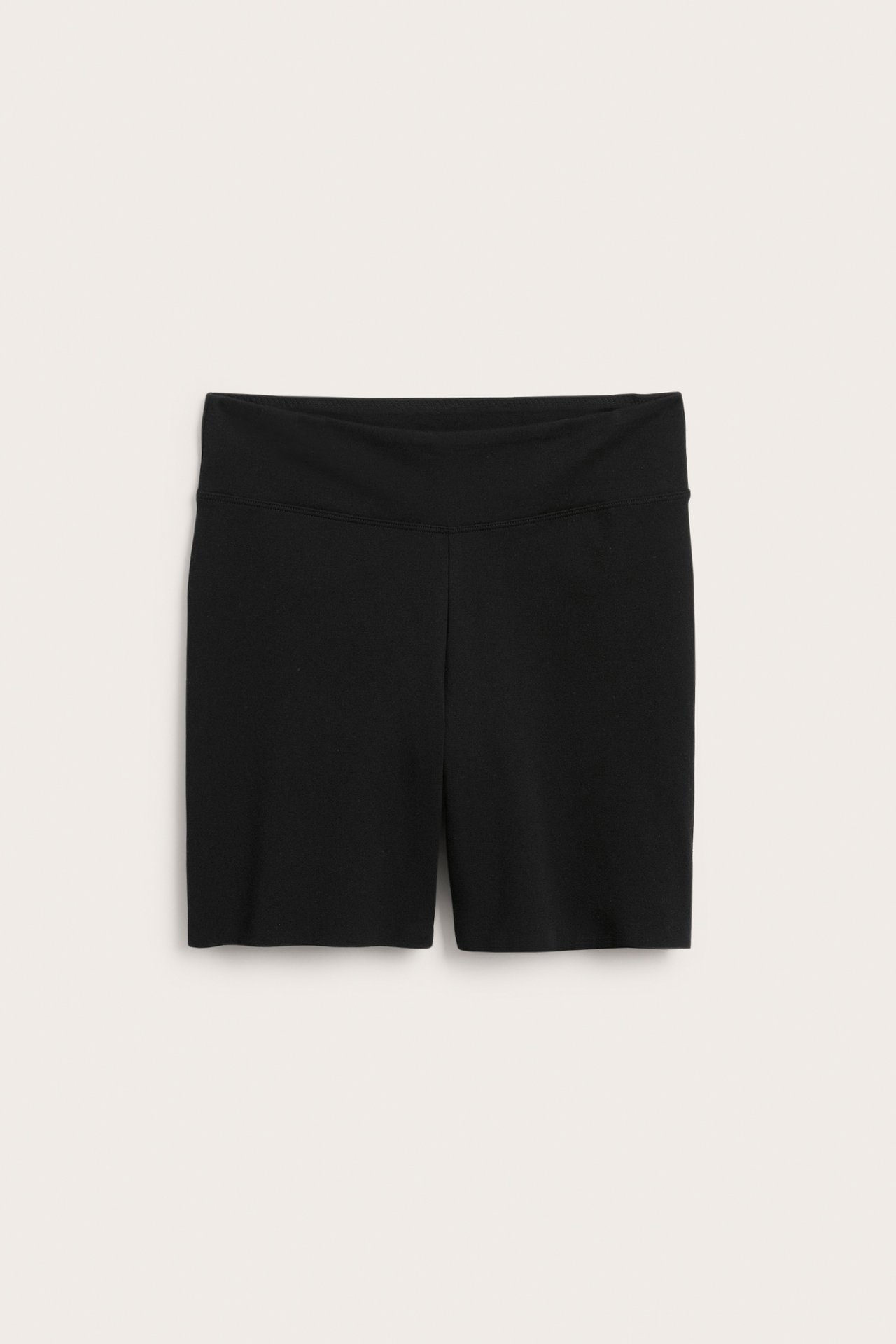 Framifrån, svarta shorts-trosor med bred hög midja och rena benslut.