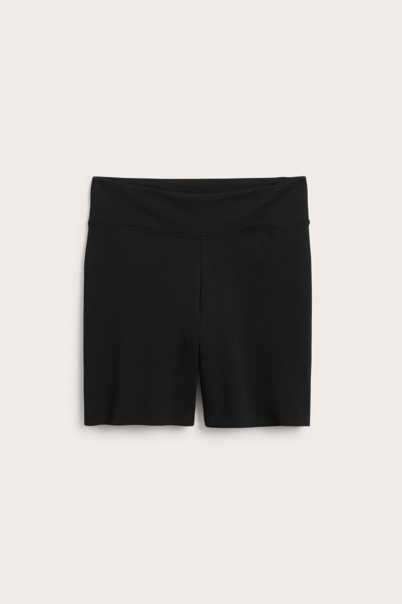 Edestä, mustat shortsityyliset alushousut leveällä korkealla vyötäröllä ja siisteillä lahkeensuilla.