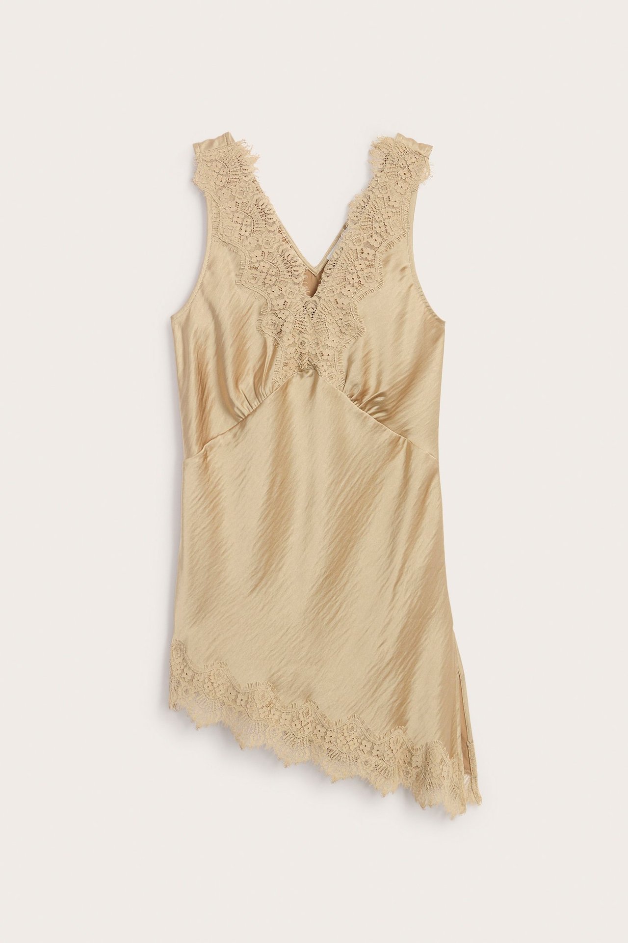 Frontvisning: Lys brunt satenglinne med blondekantet V-hals, blondebånd og asymmetrisk blondekant.