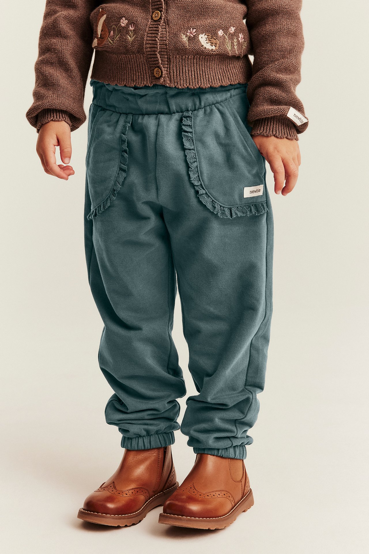 Joggebukser med blondedetaljer