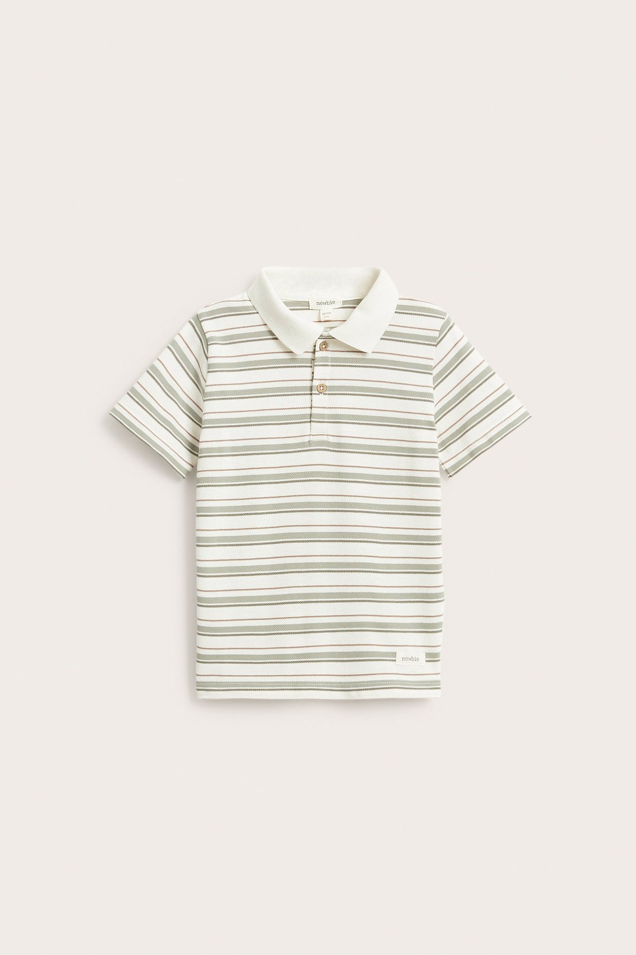 Edestä: Lasten luonnonvalkoinen puuvillapoolopaita vihreillä/ruskeilla raidoilla, kaulus, nappilista.