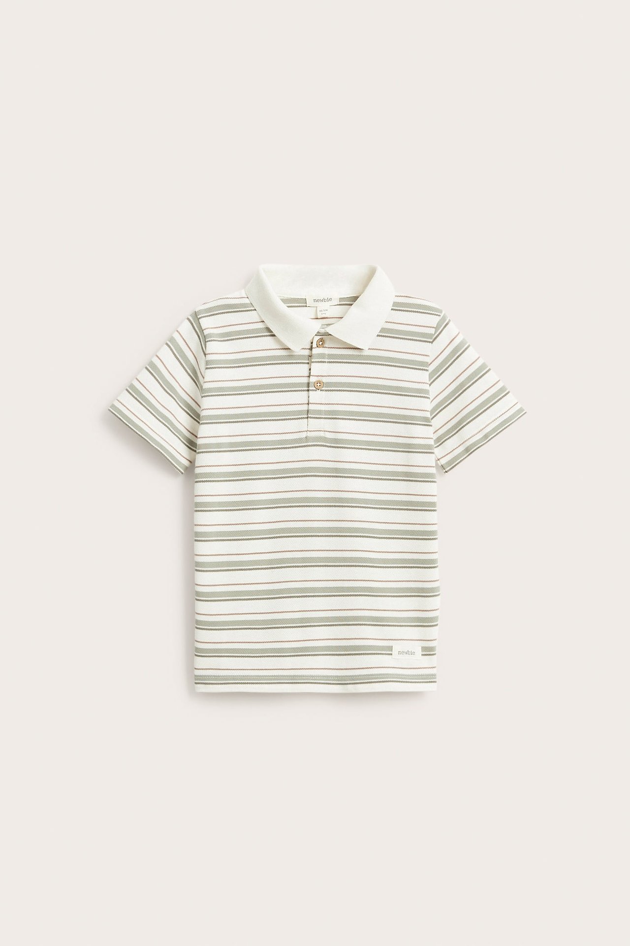 Widok z przodu: Dziecięca koszulka polo z bawełny, biała w zielone/brązowe paski, kołnierzyk, guziki.