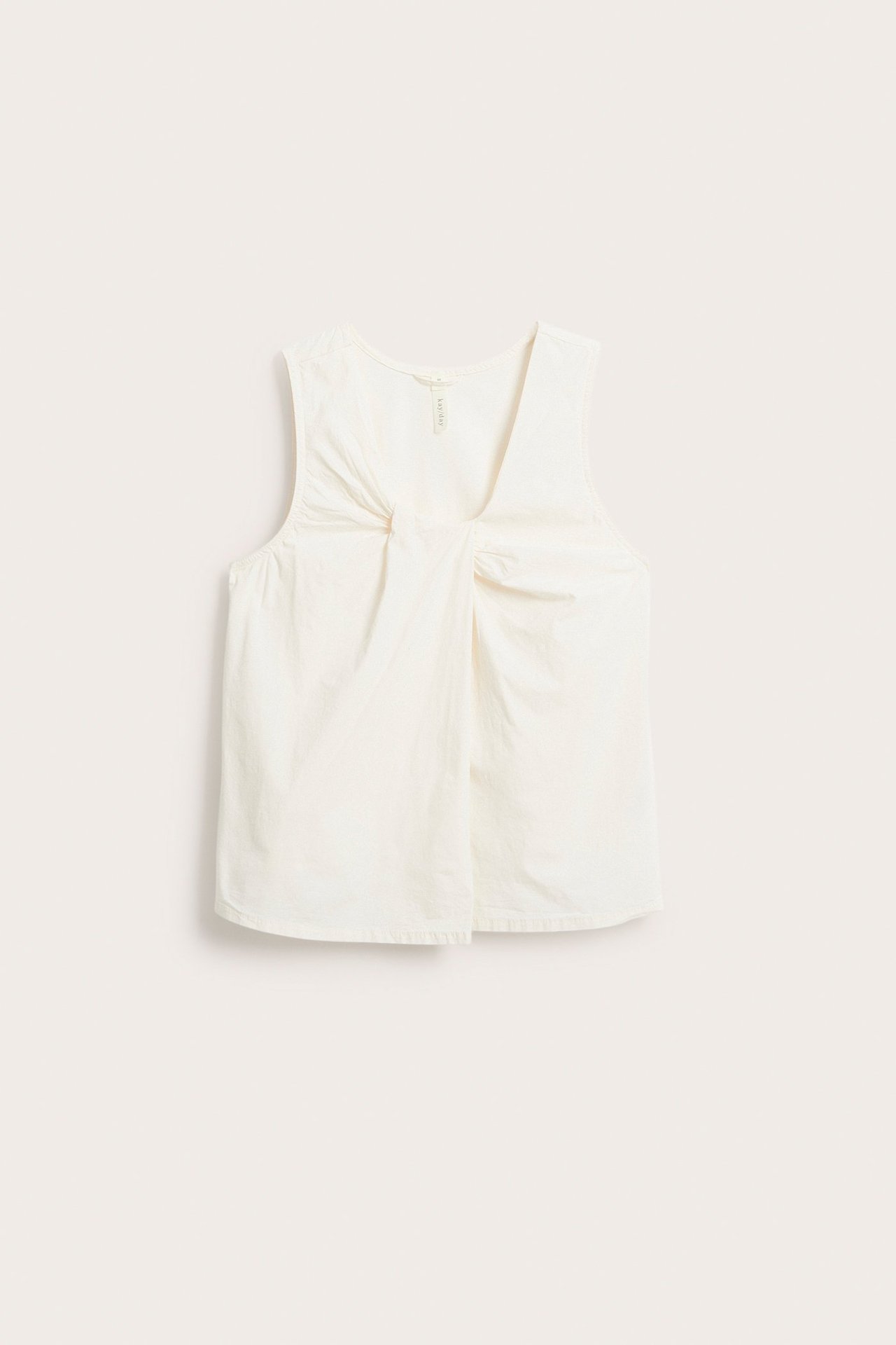 Frontbilde av en hvit tanktopp for kvinner i bomull-viskose-blanding med omslagsdetalj i halsen.