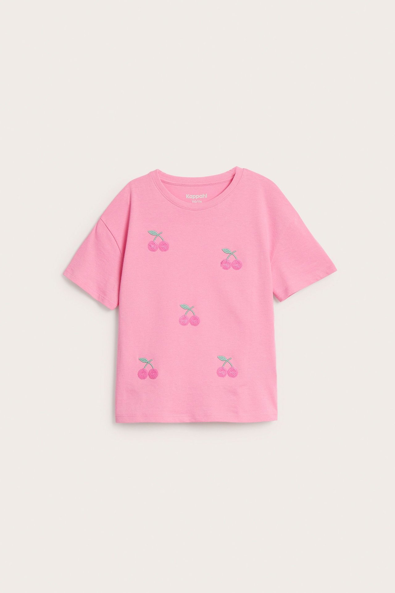 Frontvy av en rosa kortärmad t-shirt för barn i bomull med rosa körsbärsapplikationer i paljetter.