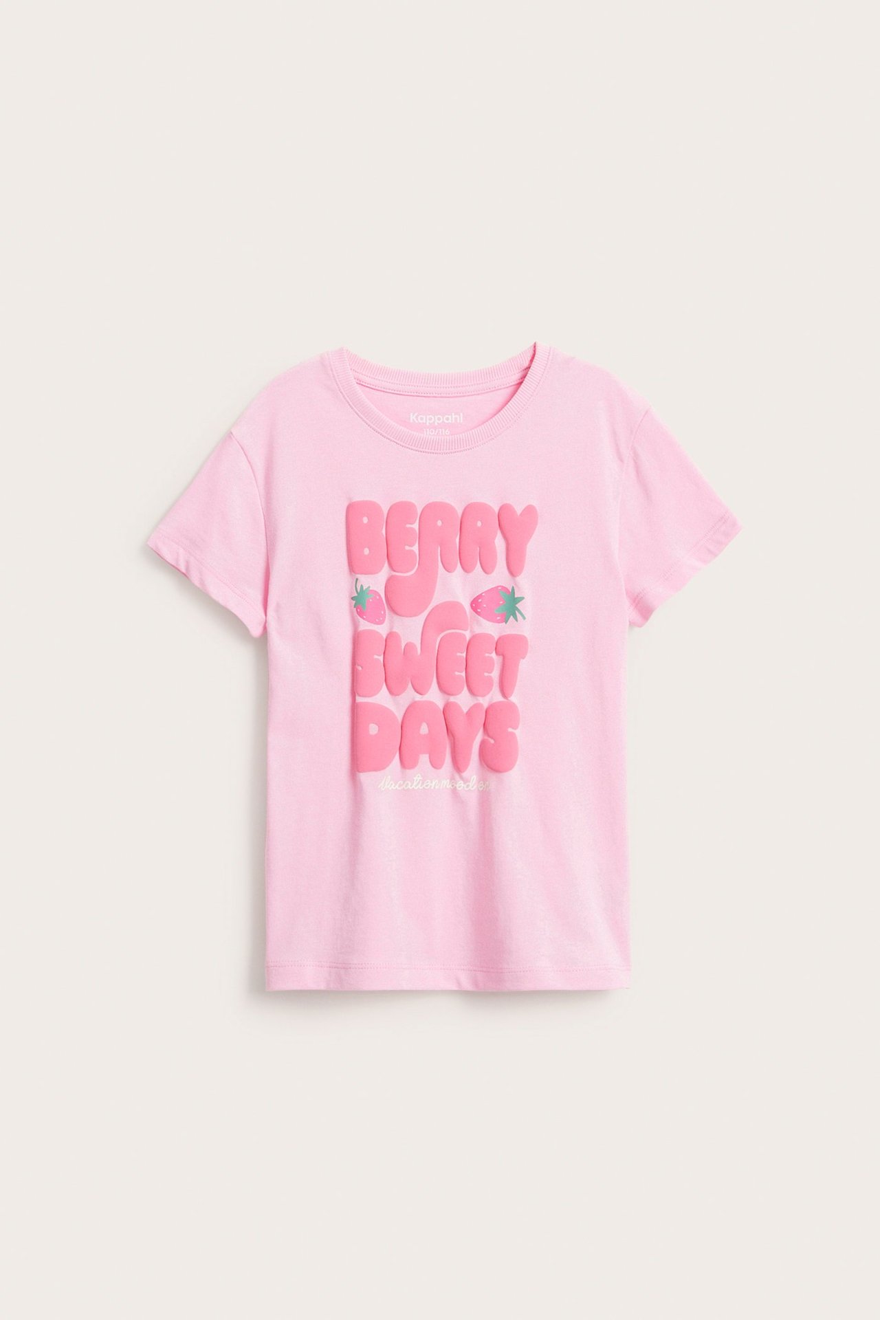 Widok z przodu: dziecięcy jasnoróżowy T-shirt z krótkim rękawem, z napisem 'BERRY SWEET DAYS' i truskawkowym printem.