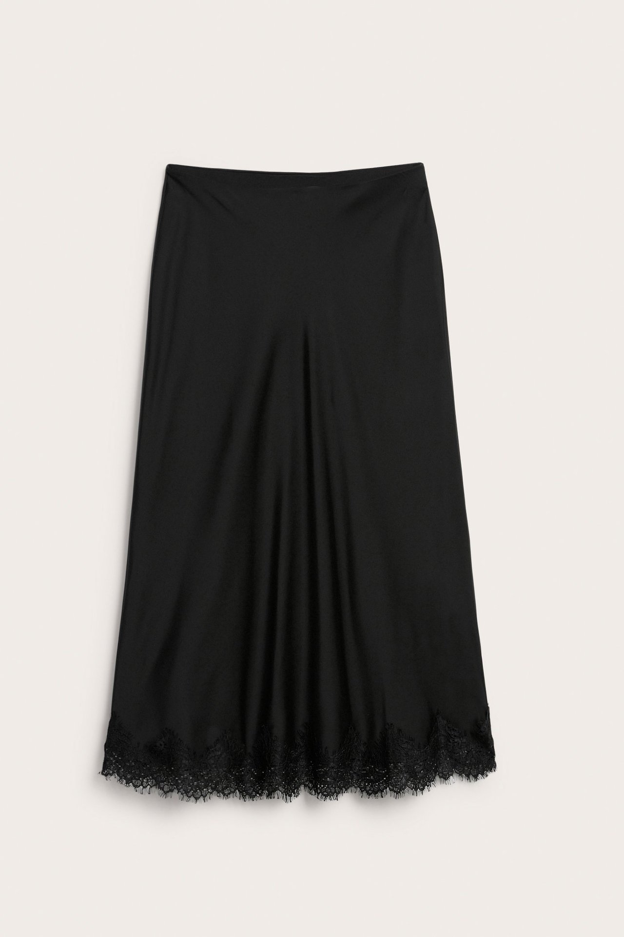 Frontvisning av et svart sateng midi-skjørt med delikat blondekant nederst.